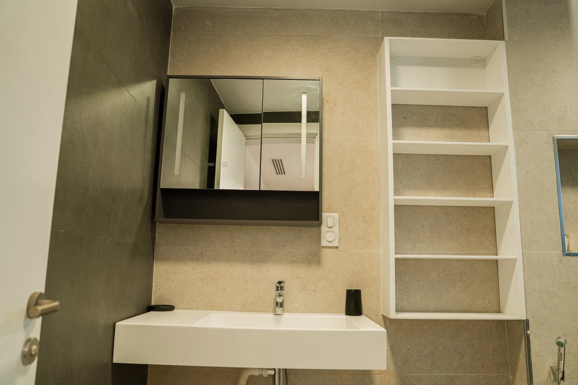 Vasque suspendue et miroir avec rangement