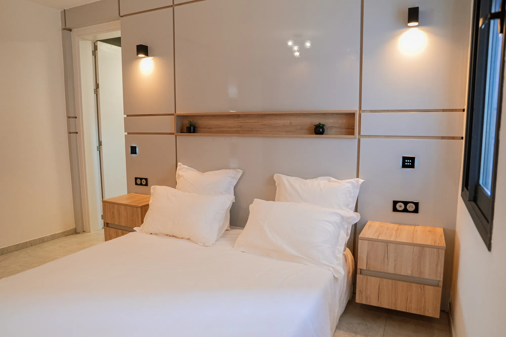 Chambre, tête de lit panneautée et appliques