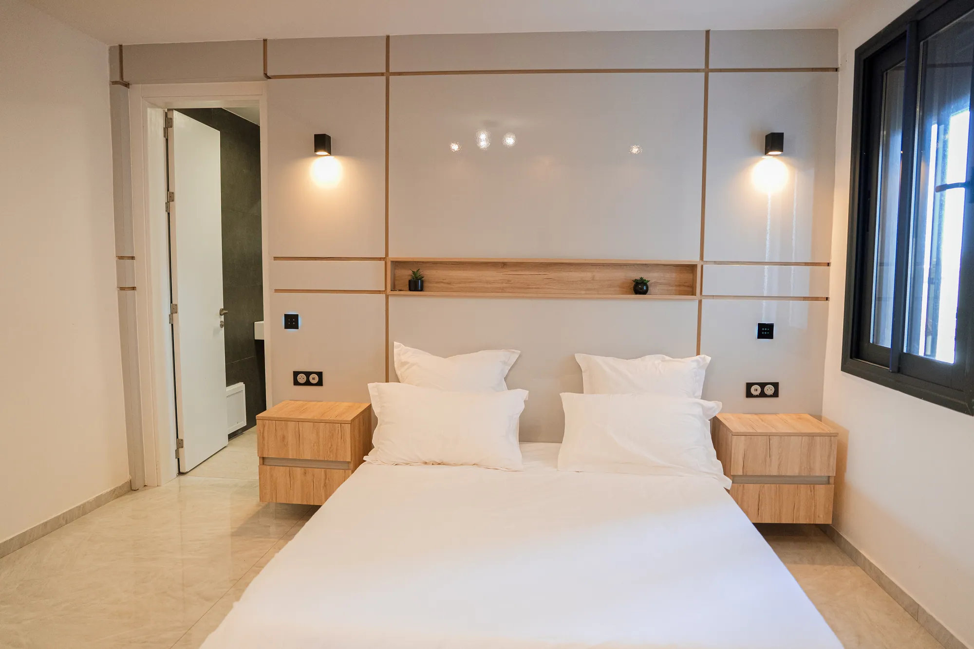 Chambre, enfilade vers la salle d'eau