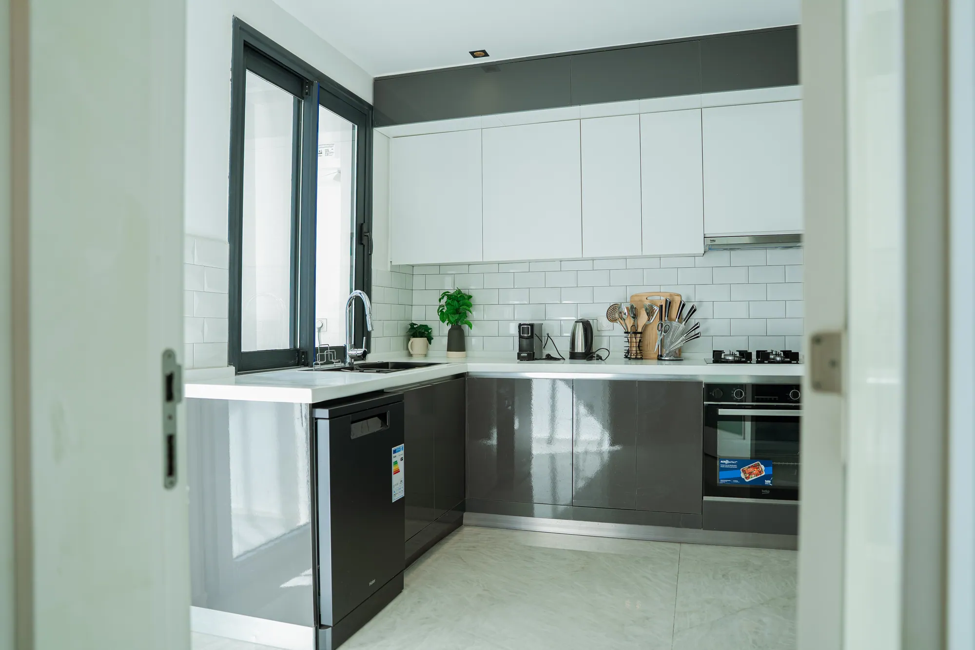 Cuisine vue depuis la porte, plaque et évier
