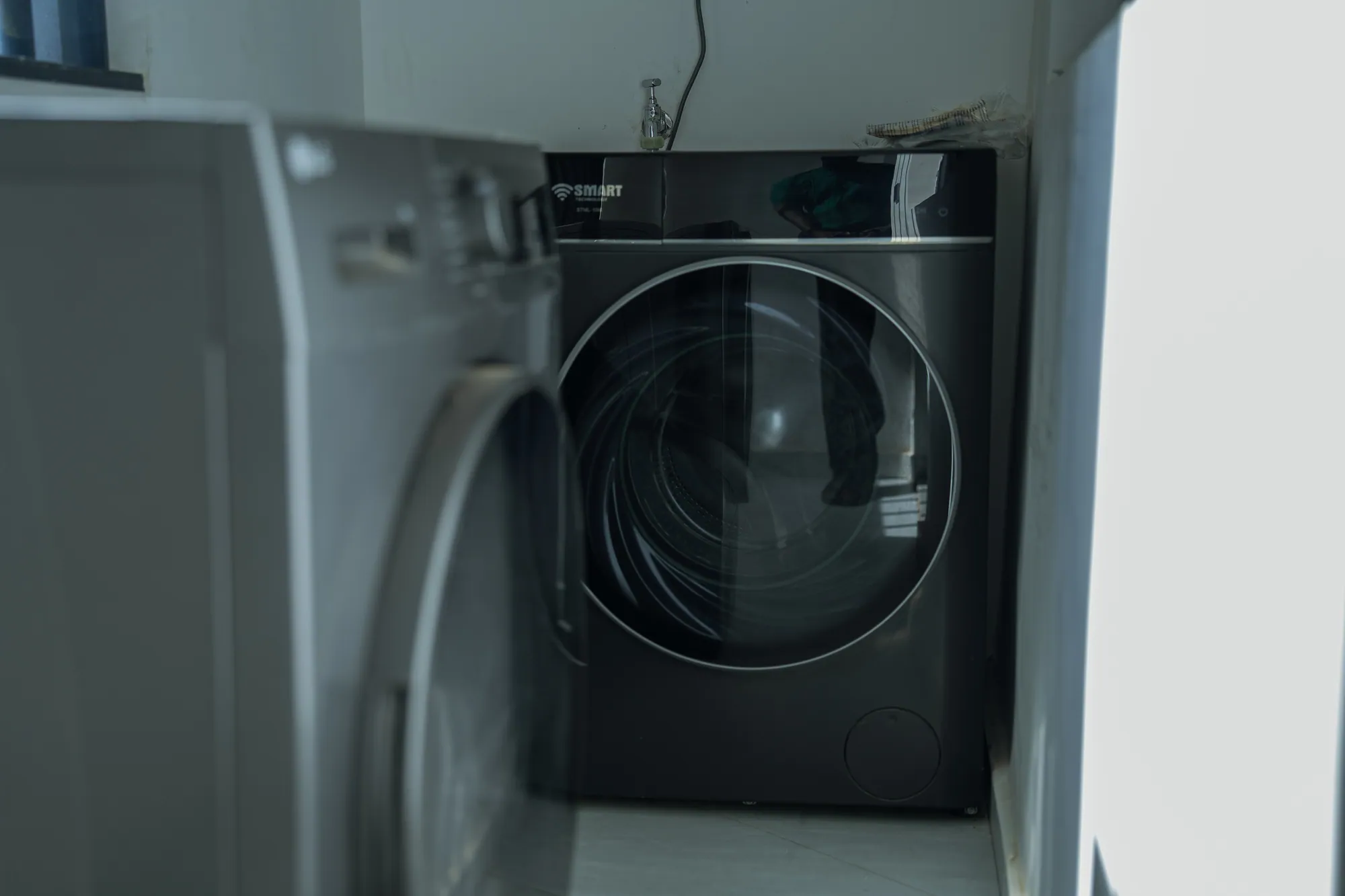 Lave-linge installé dans la buanderie