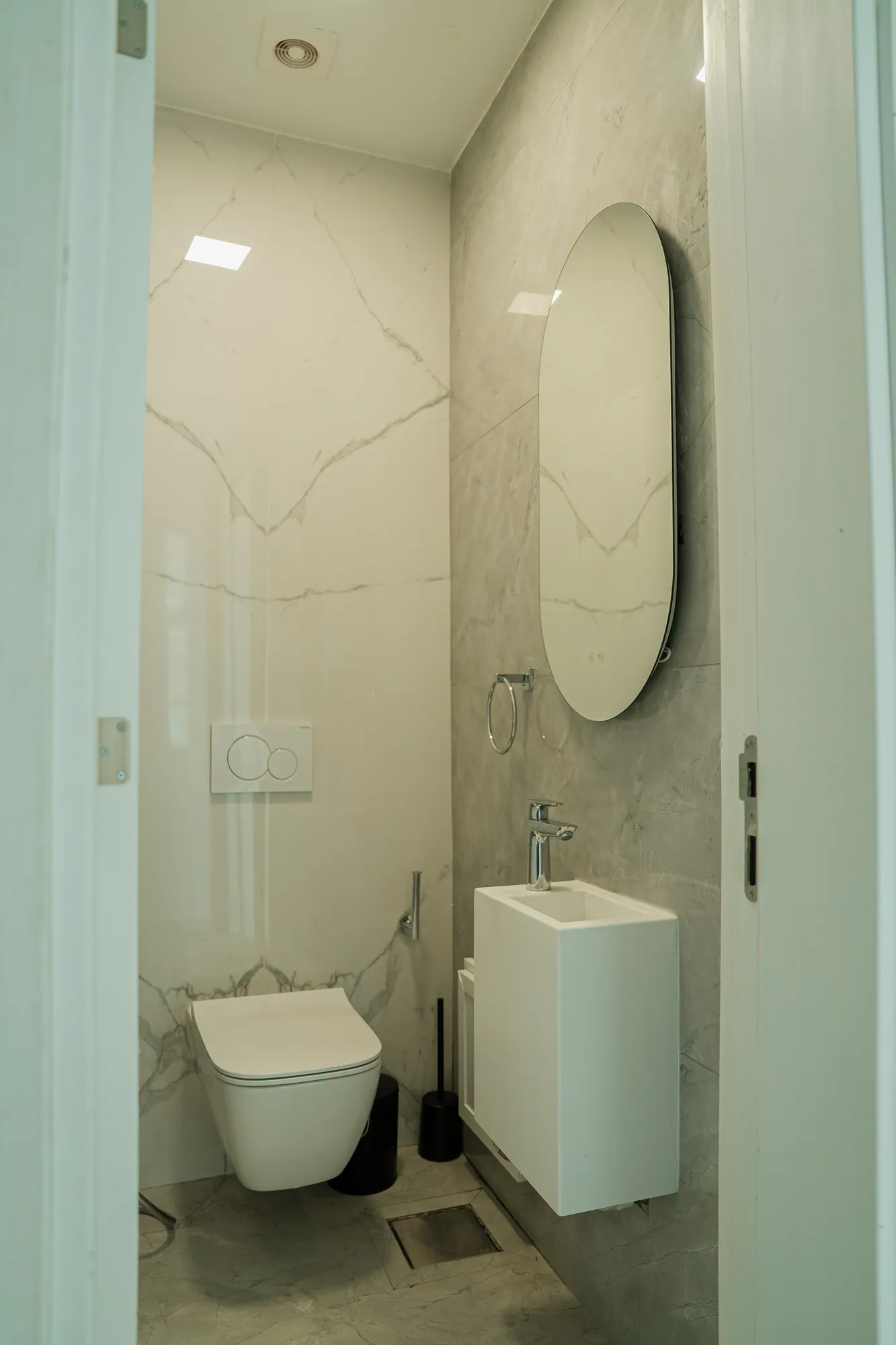 Salle d'eau en marbre et miroir ovale