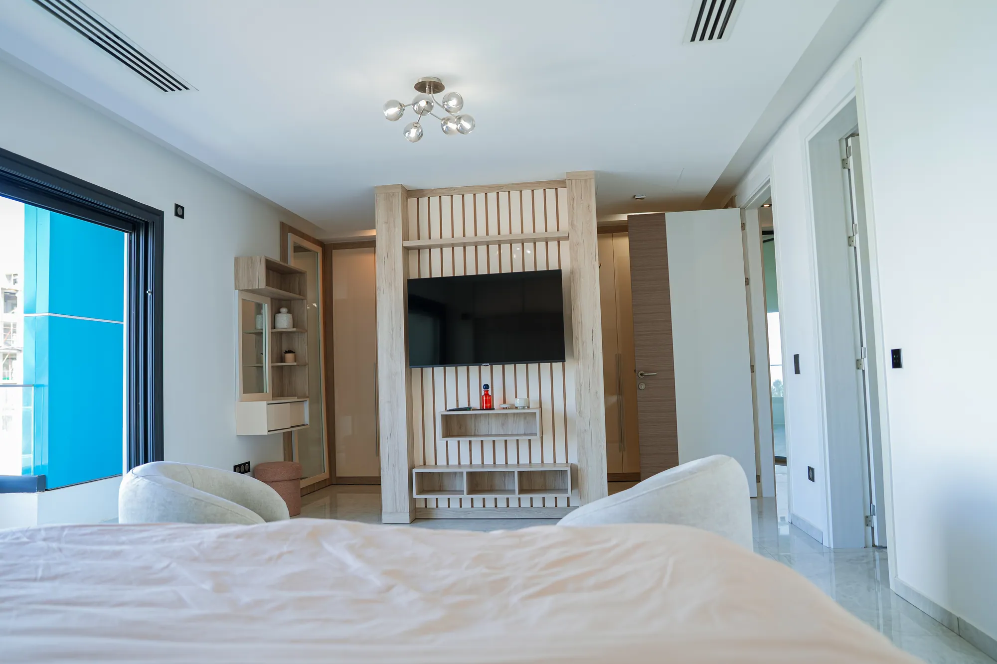 Chambre avec claustra bois et téléviseur encastré