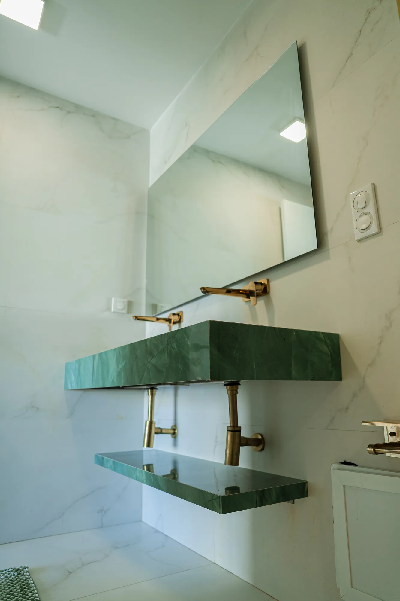 Vasque en onyx et mitigeur doré sur marbre