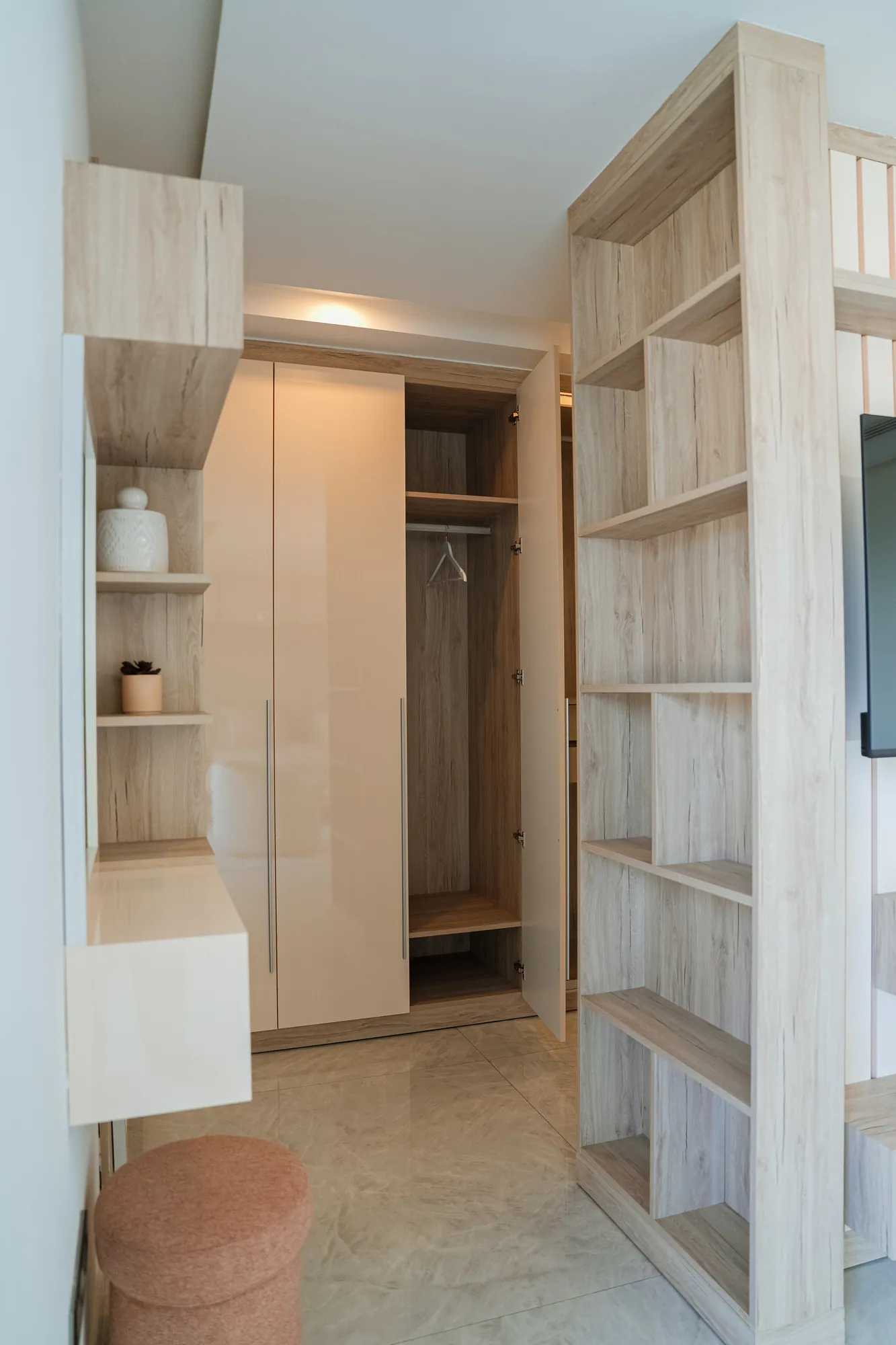 Dressing ouvert et niches de rangement