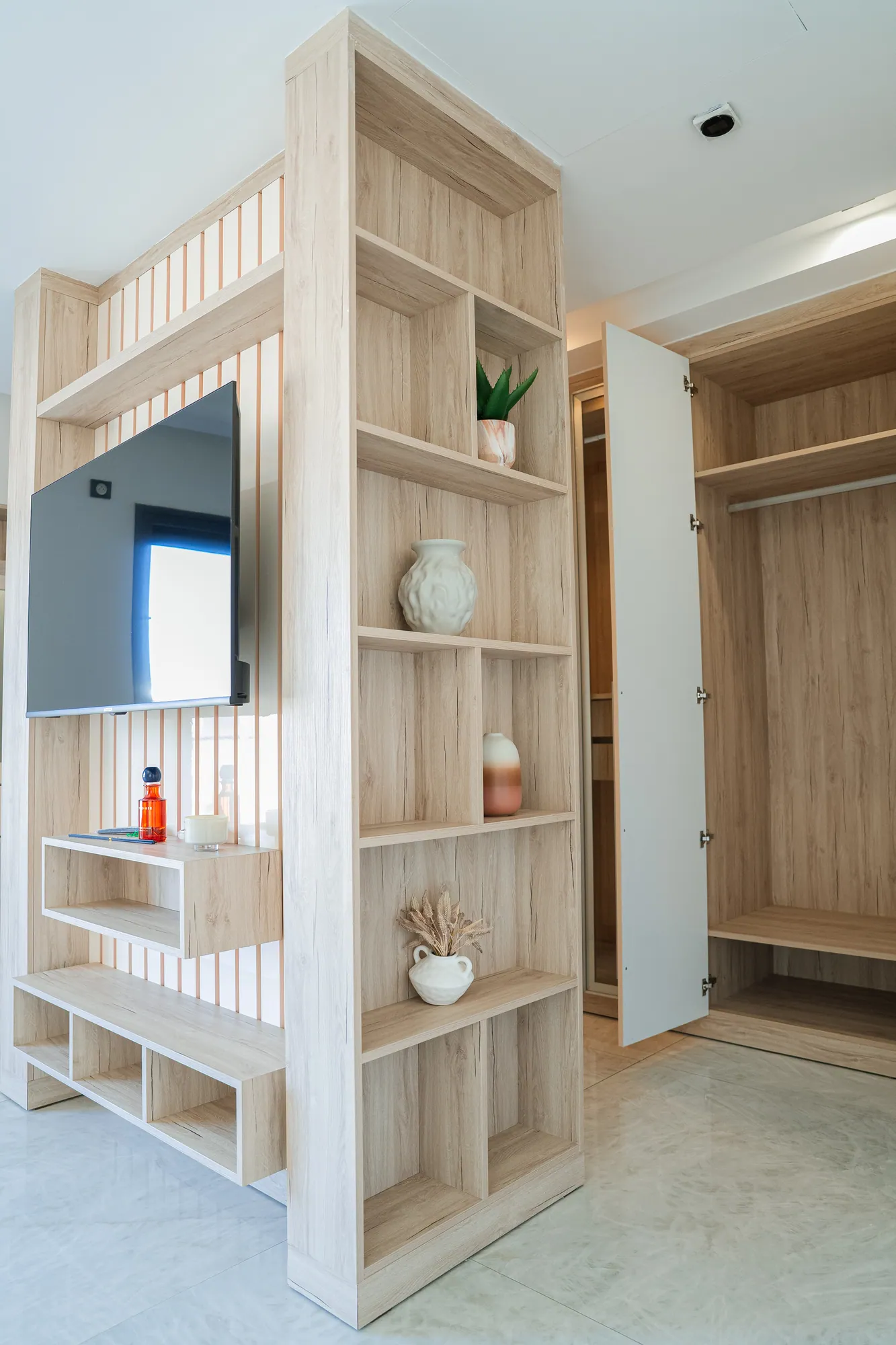 Dressing avec téléviseur et étagères sur mesure