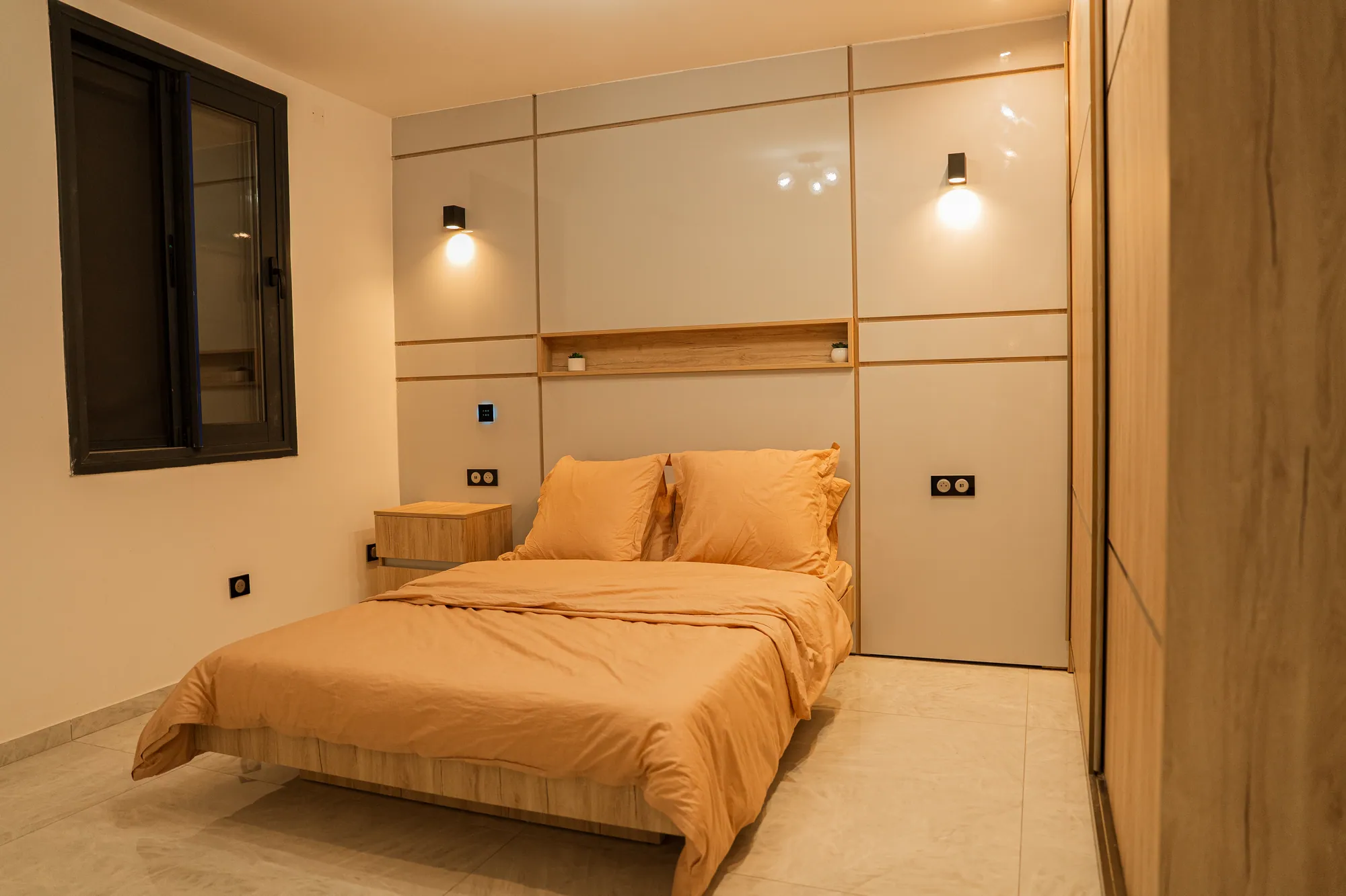Chambre et fenêtre à menuiserie bois
