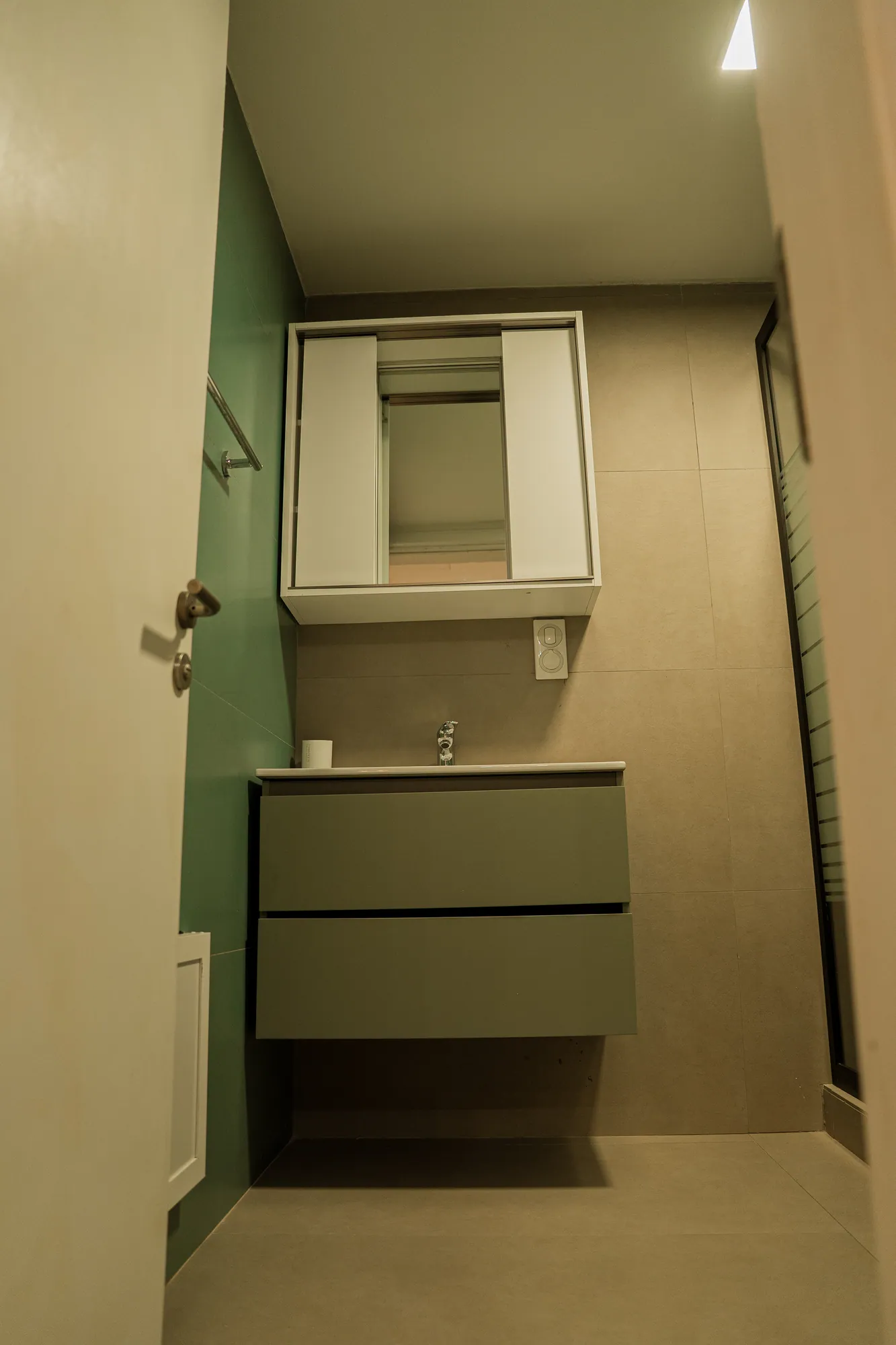 Salle d'eau vert olive et miroir à rangement