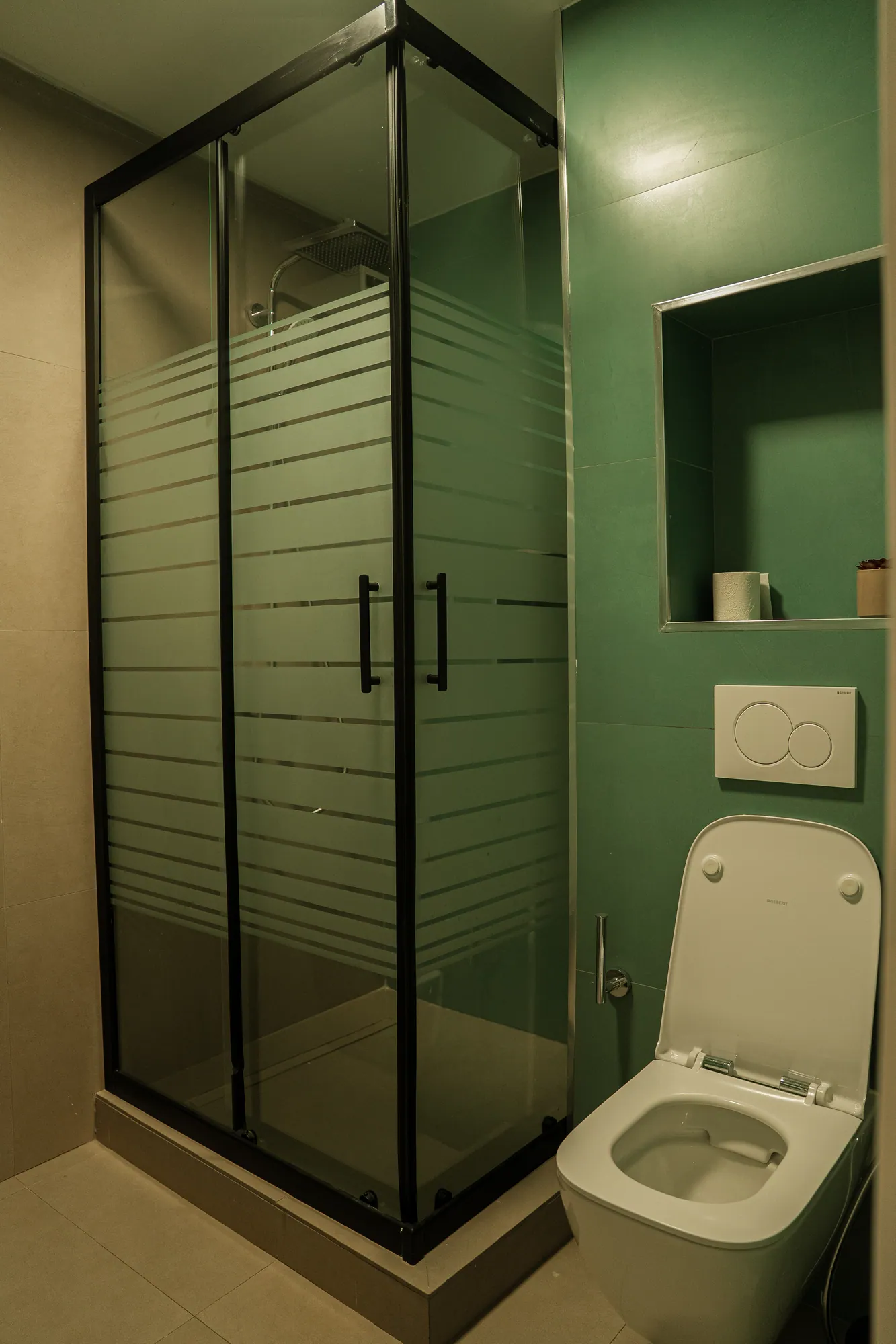 Cabine de douche d'angle sur faïence verte