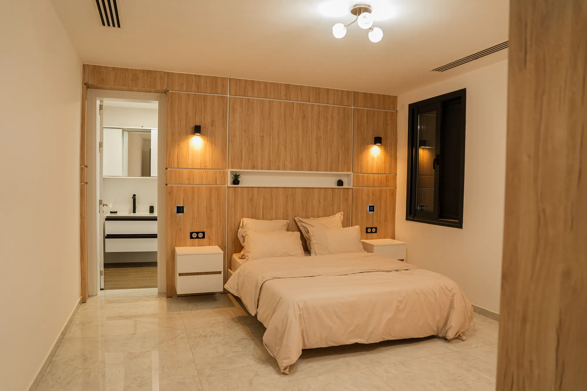 Chambre ouverte sur la salle d'eau