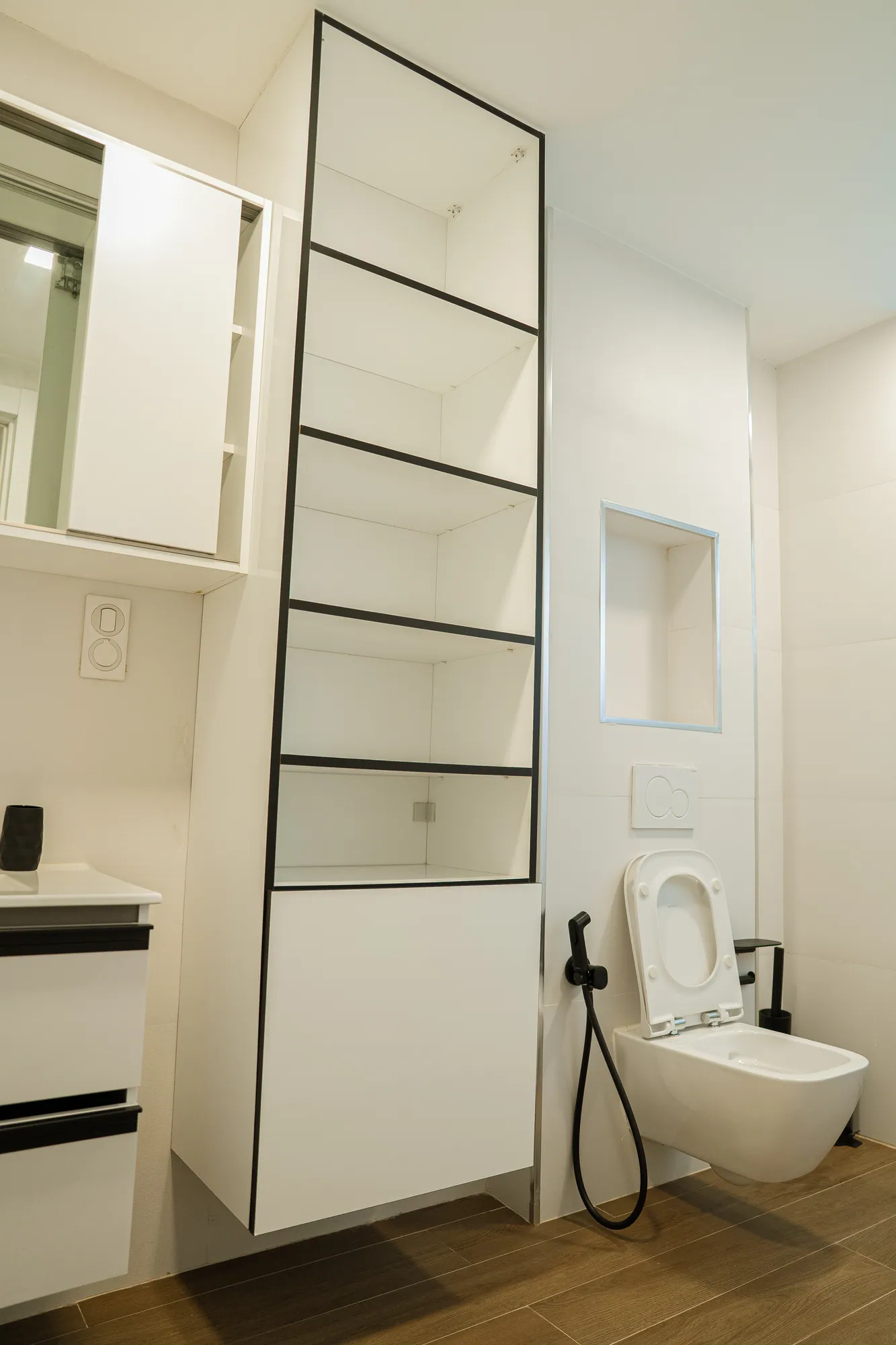 Verrière de douche et rangements ouverts