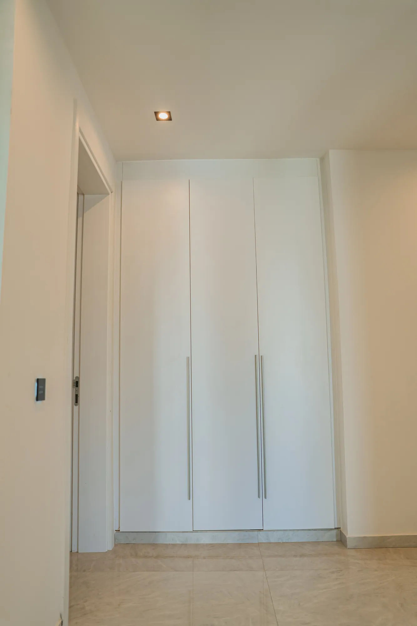 Placard blanc toute hauteur dans le couloir