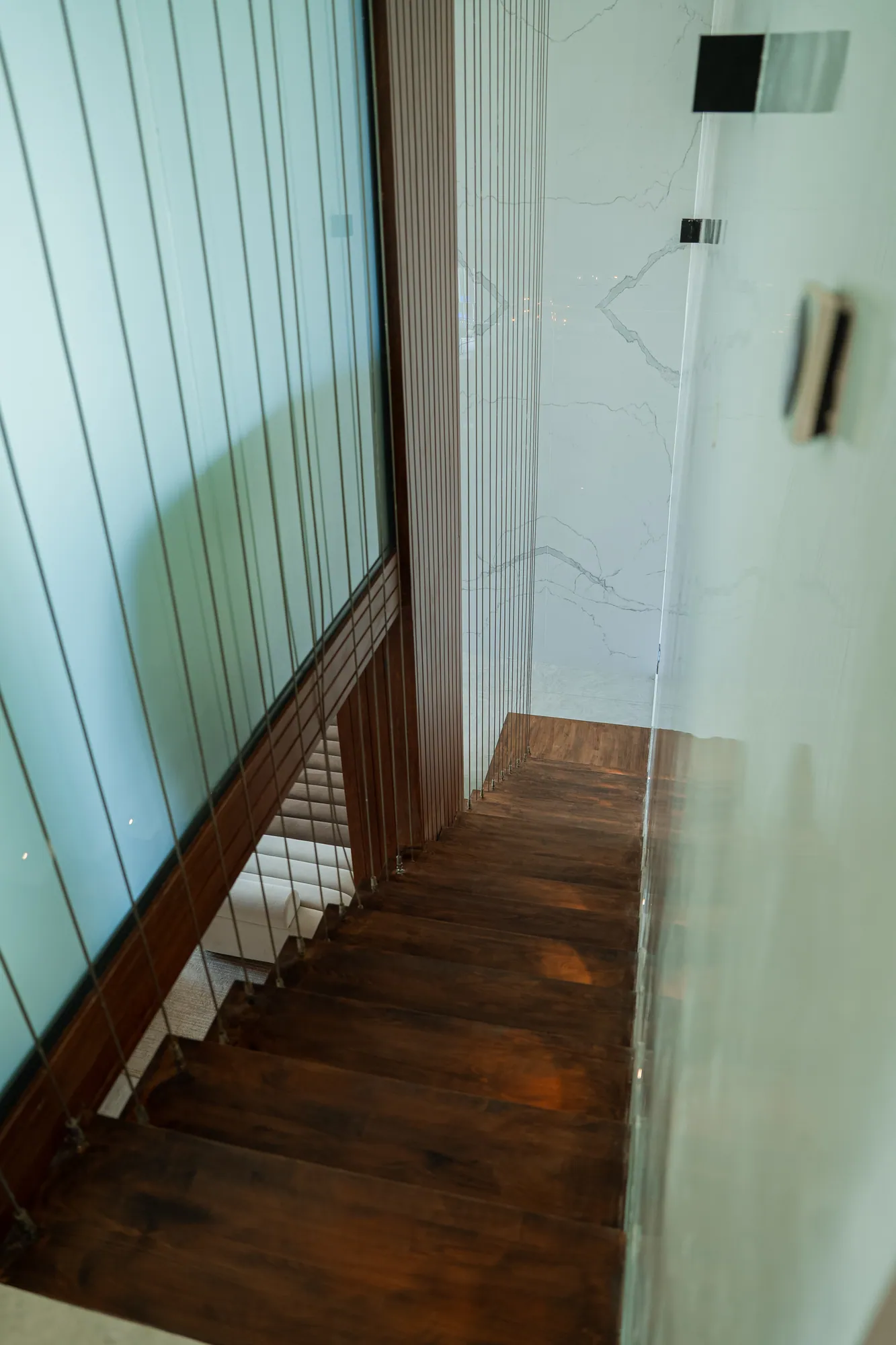 Escalier de service et garde-corps verrier