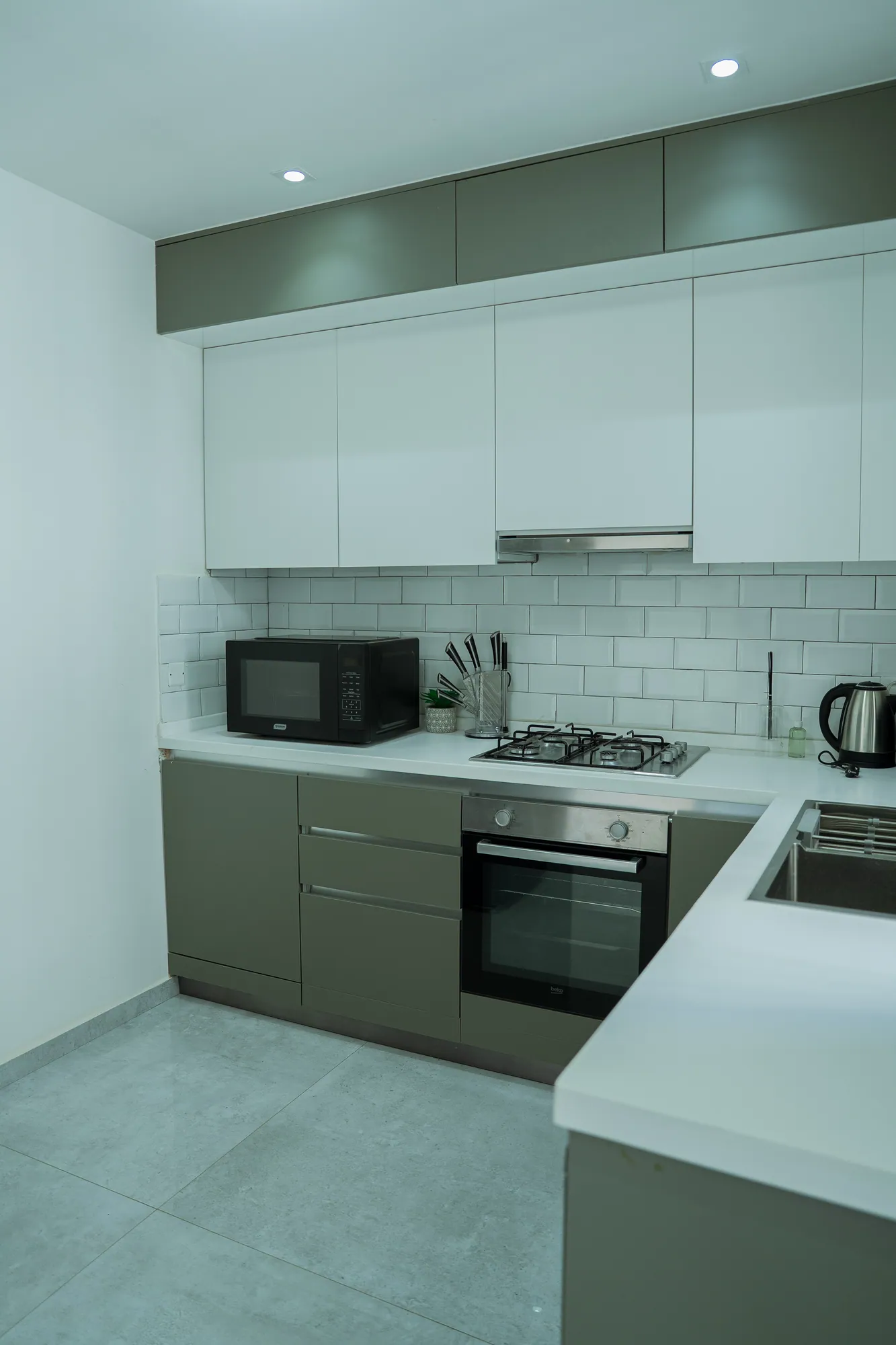 Cuisine en L, plaque gaz et micro-ondes