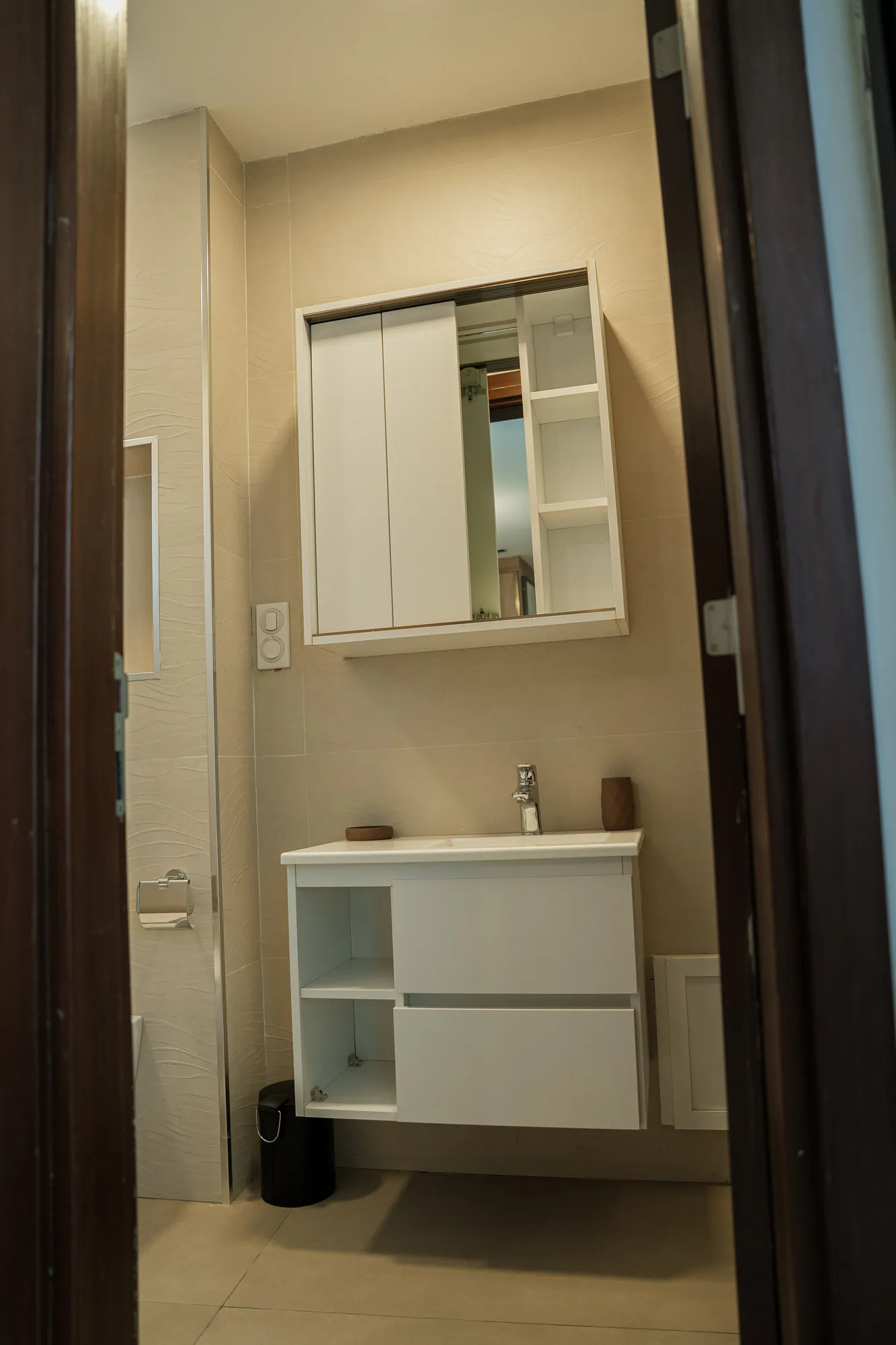Vasque, miroir à caisson et rangement bas