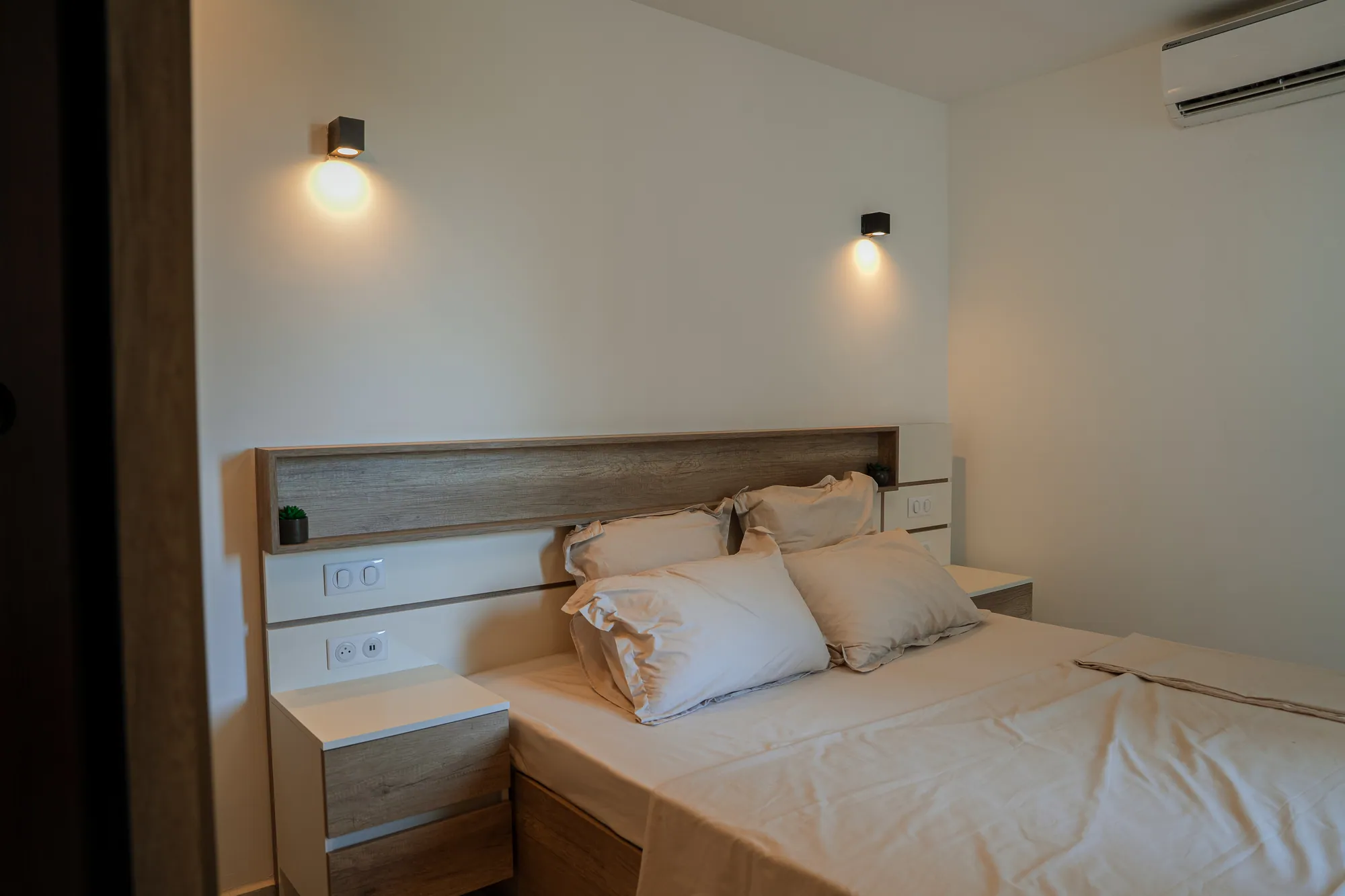 Chambre, tête de lit bois et appliques