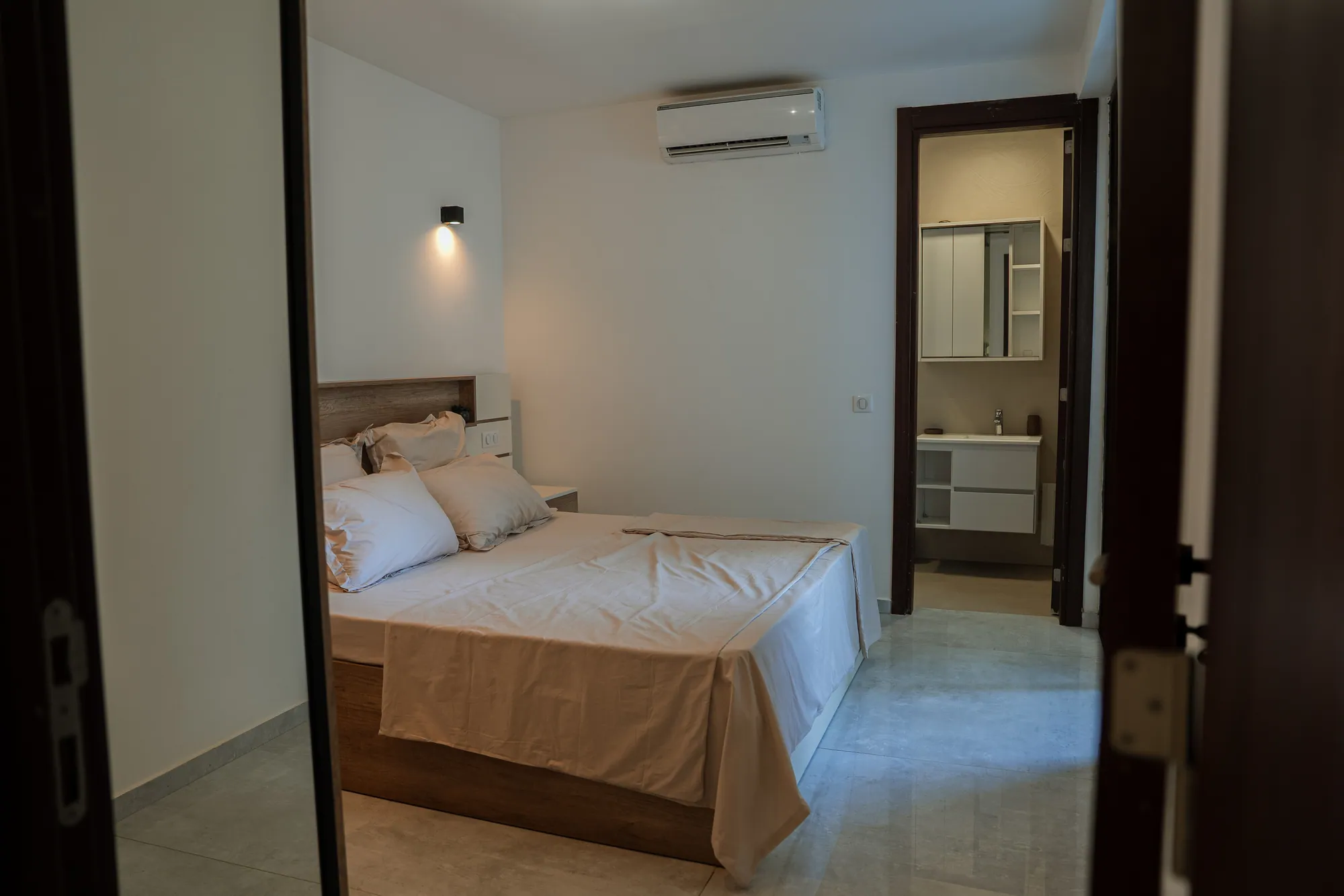 Chambre ouverte sur sa salle d'eau