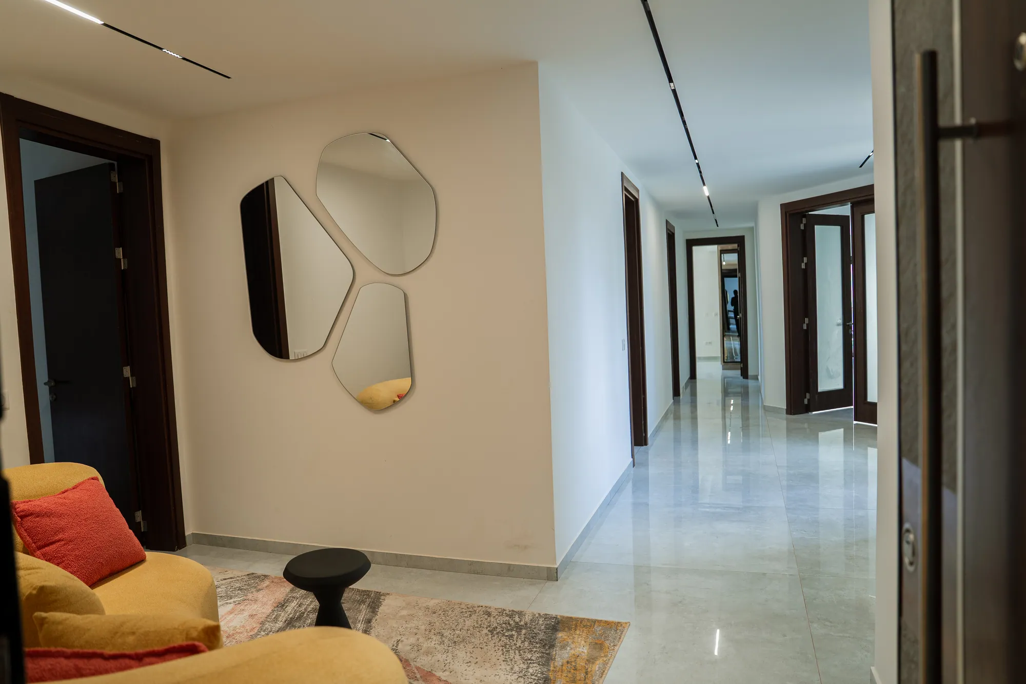 Dégagement, miroir sculpture et enfilade de portes