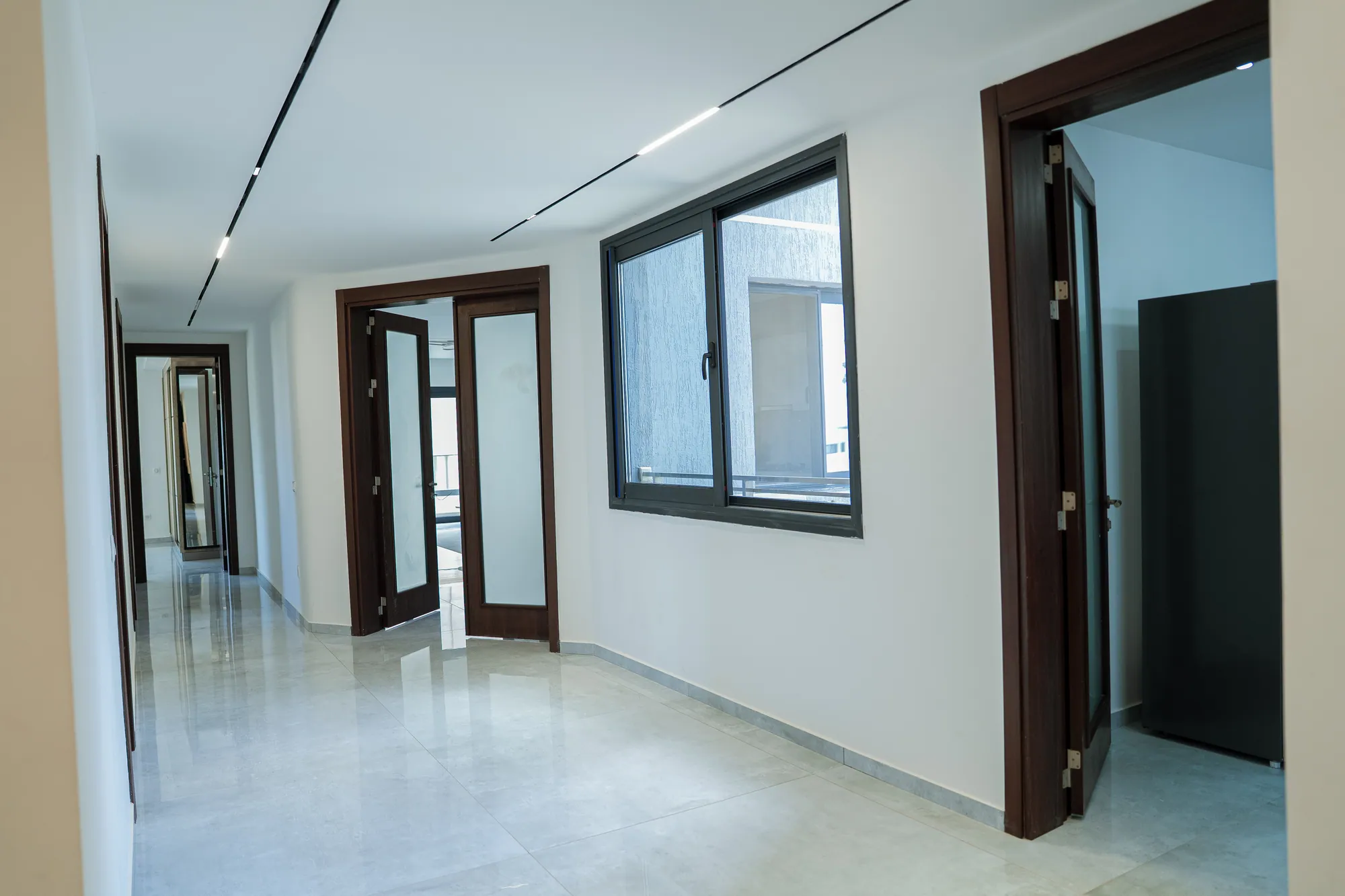 Couloir de distribution et éclairage linéaire