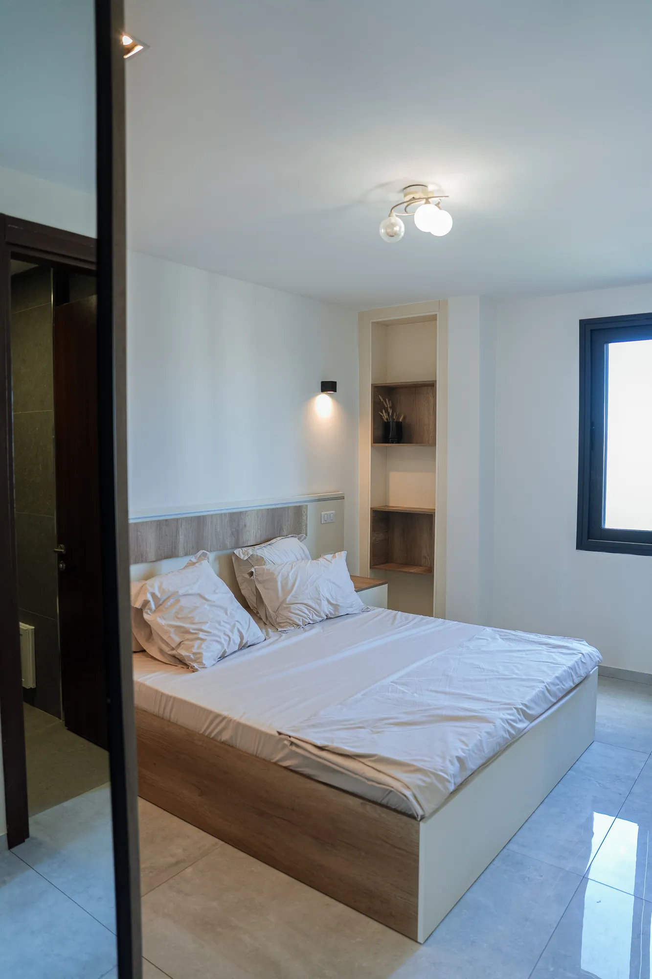 Chambre derrière une porte à galandage vitrée