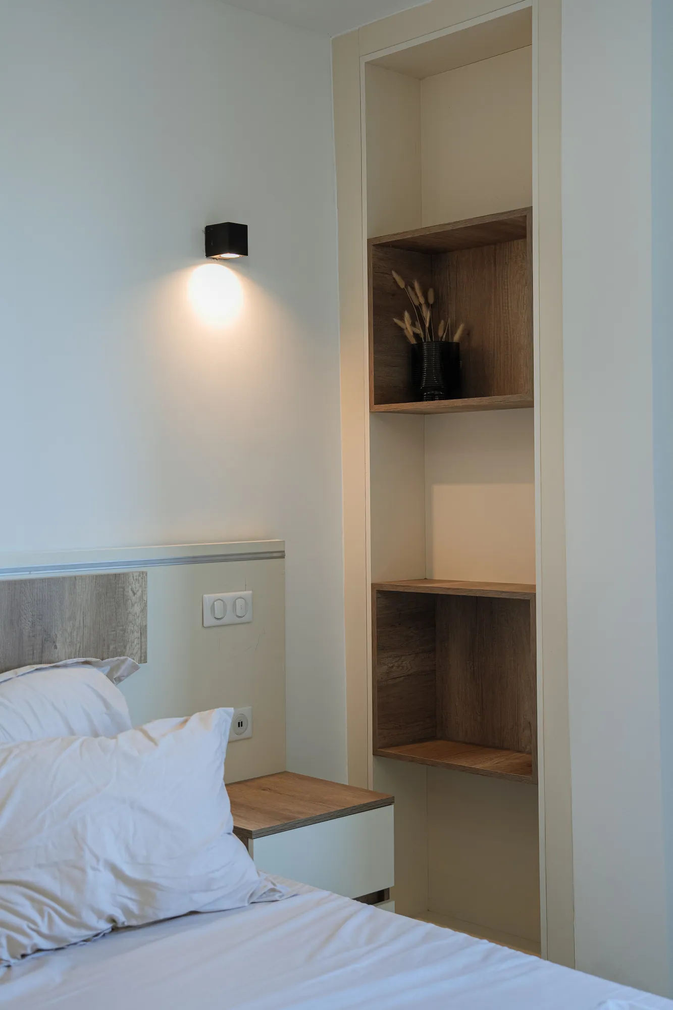 Niches de rangement en tête de lit