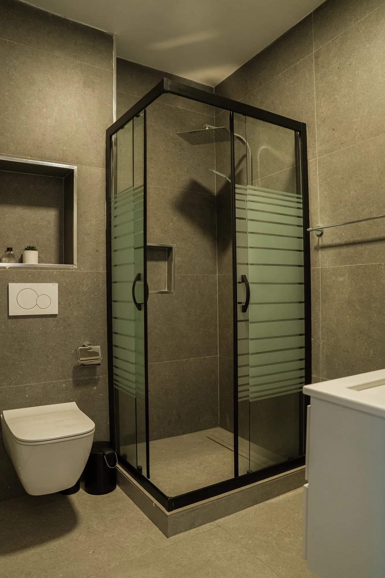 Cabine de douche d'angle et vasque suspendue
