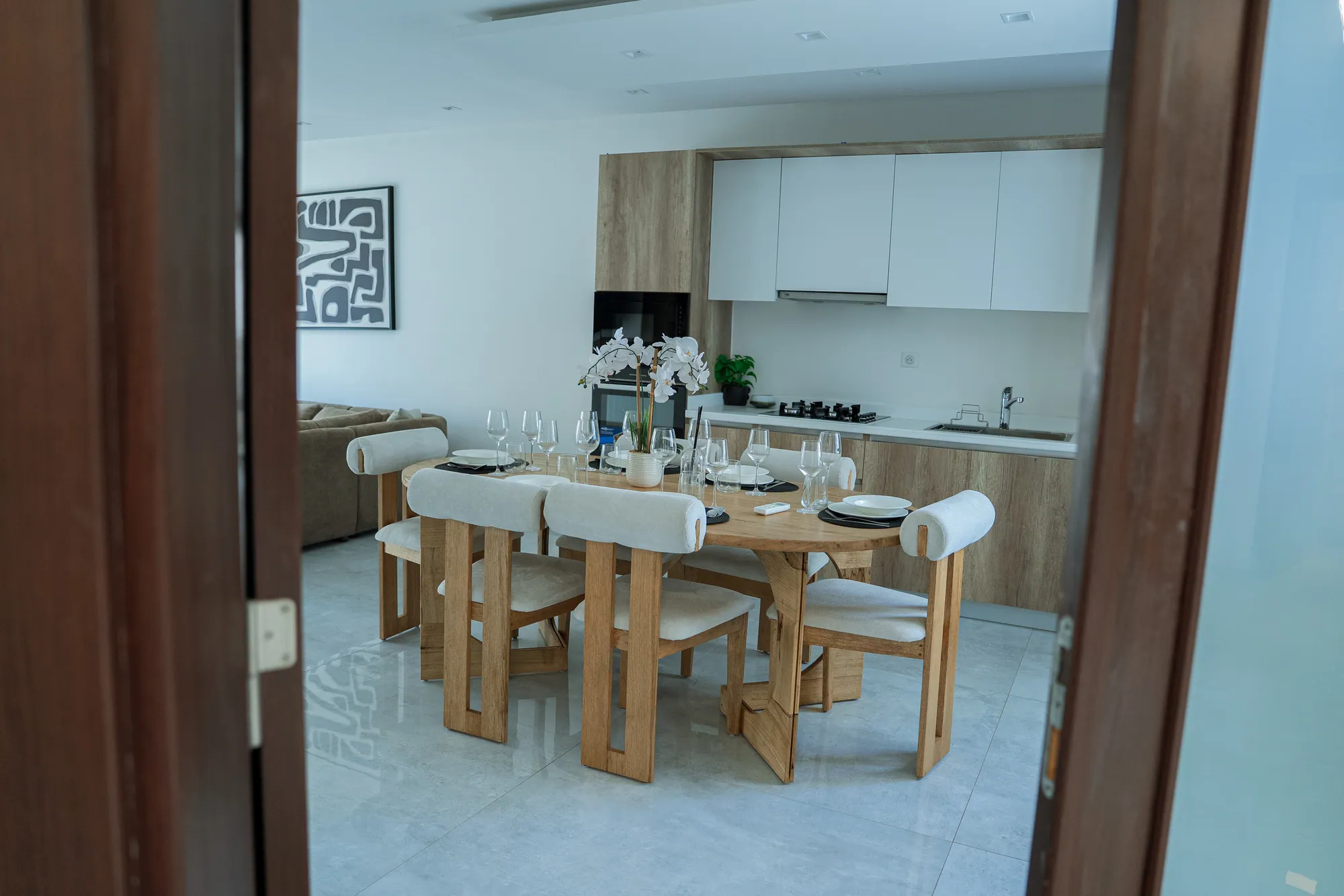 Table ronde dressée devant la cuisine