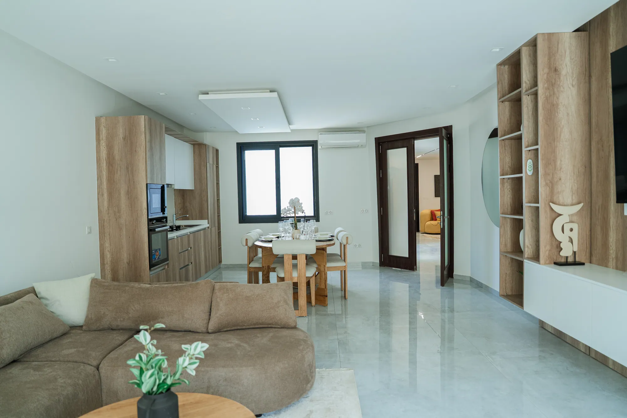Séjour vu depuis l'entrée de l'appartement