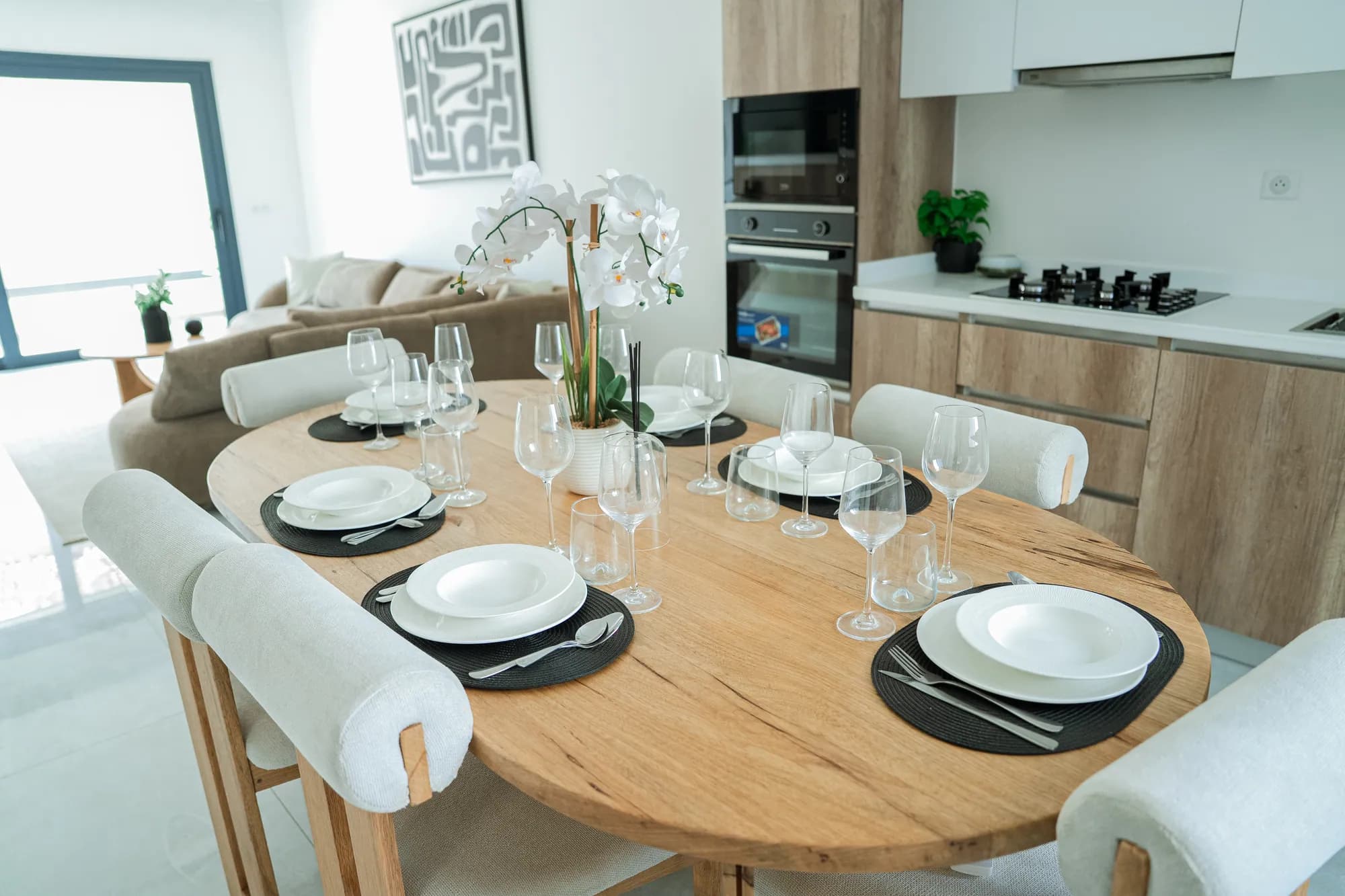 Table dressée, orchidée et vaisselle noire