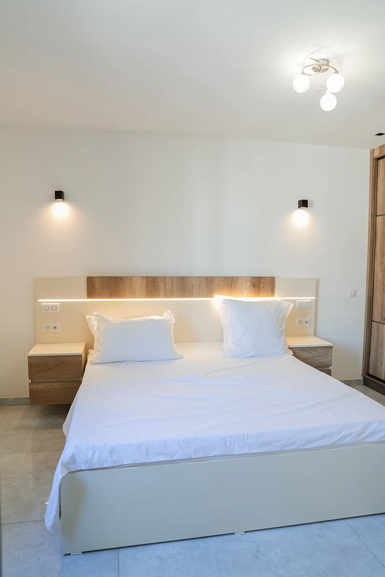 Chambre, lit double et appliques orientables