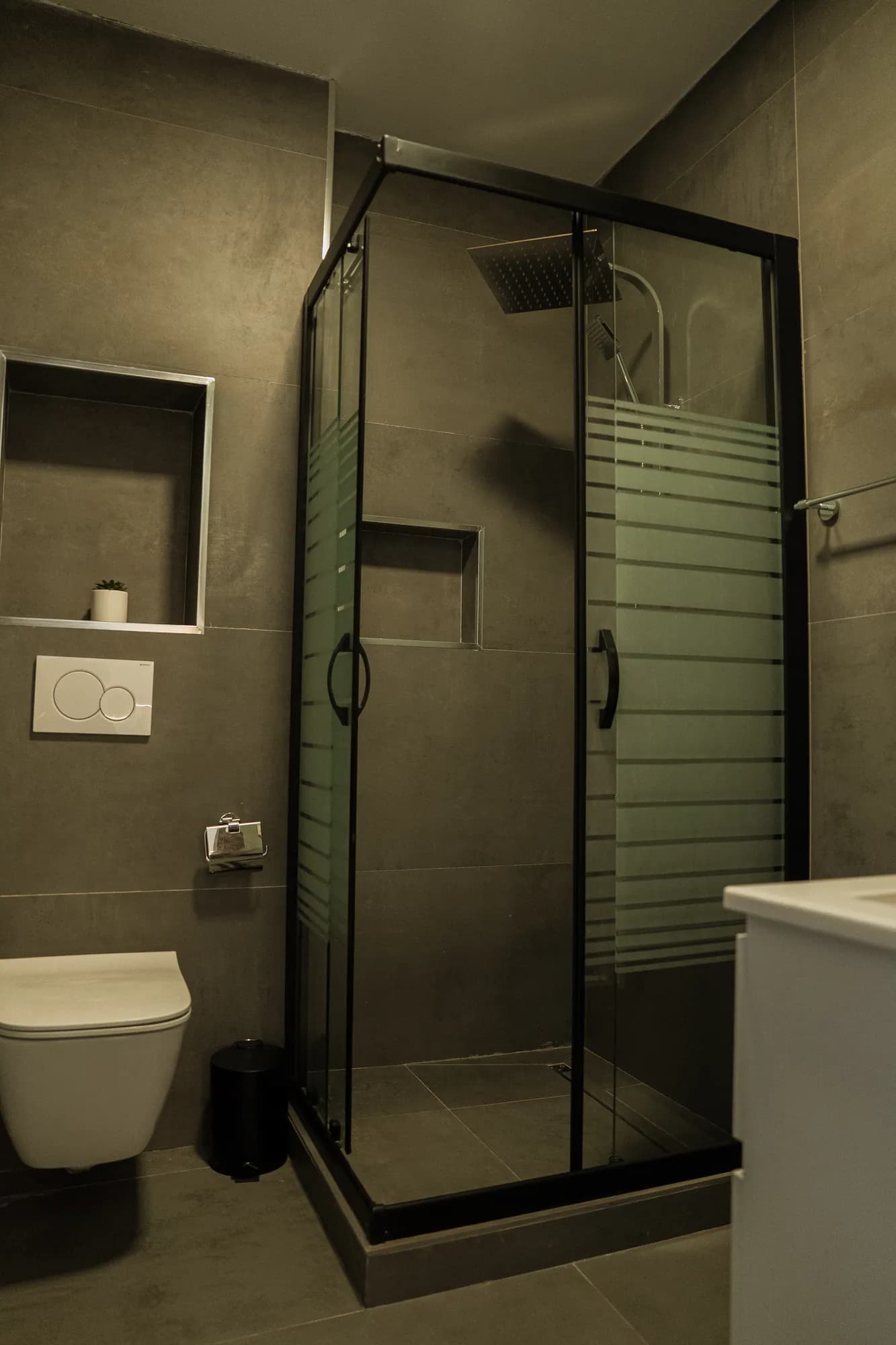 Cabine de douche d'angle en grès anthracite