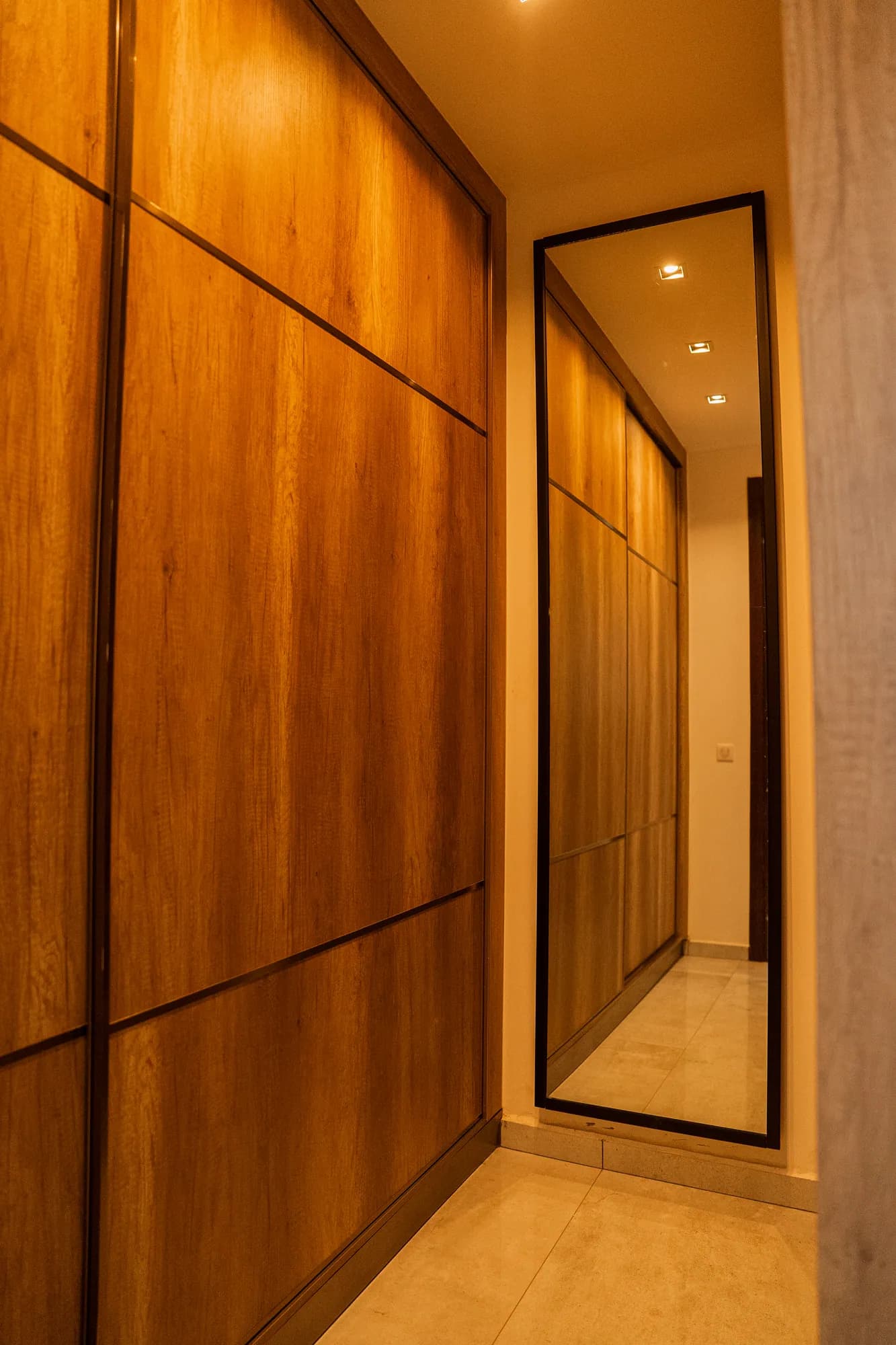 Dressing en noyer et miroir pleine hauteur