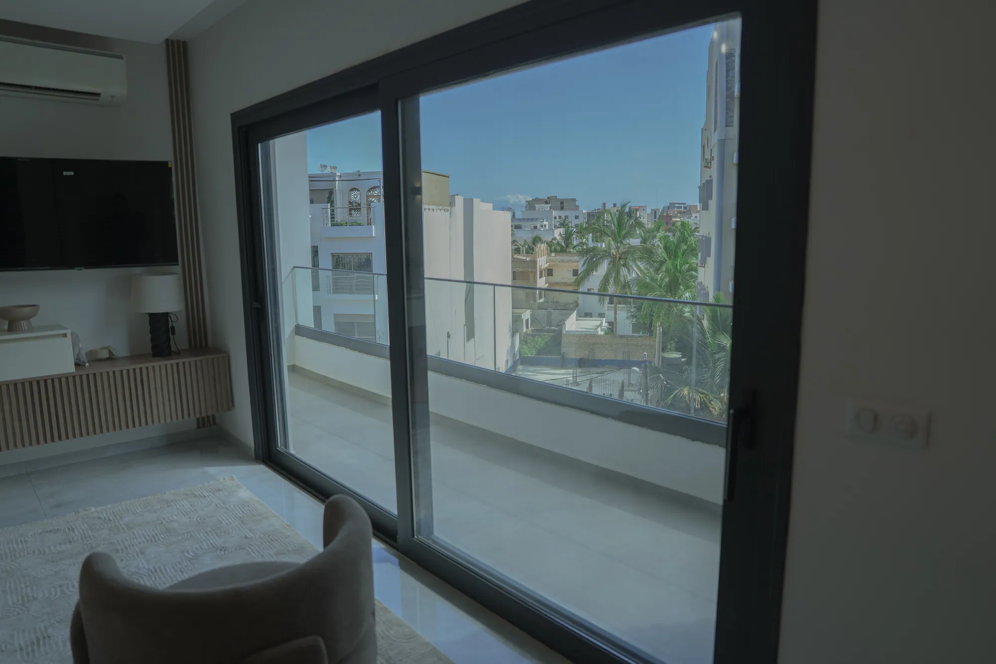 Balcon sur les toits et les palmiers du quartier