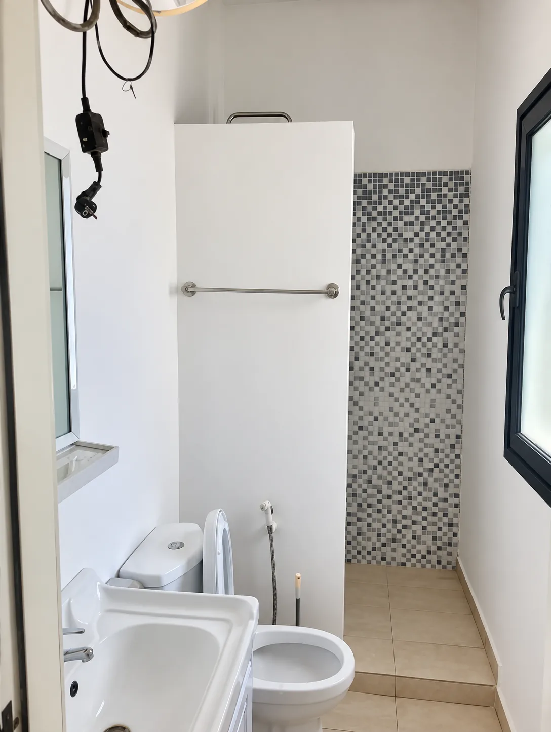 Salle de bain, douche et frise de mosaïque