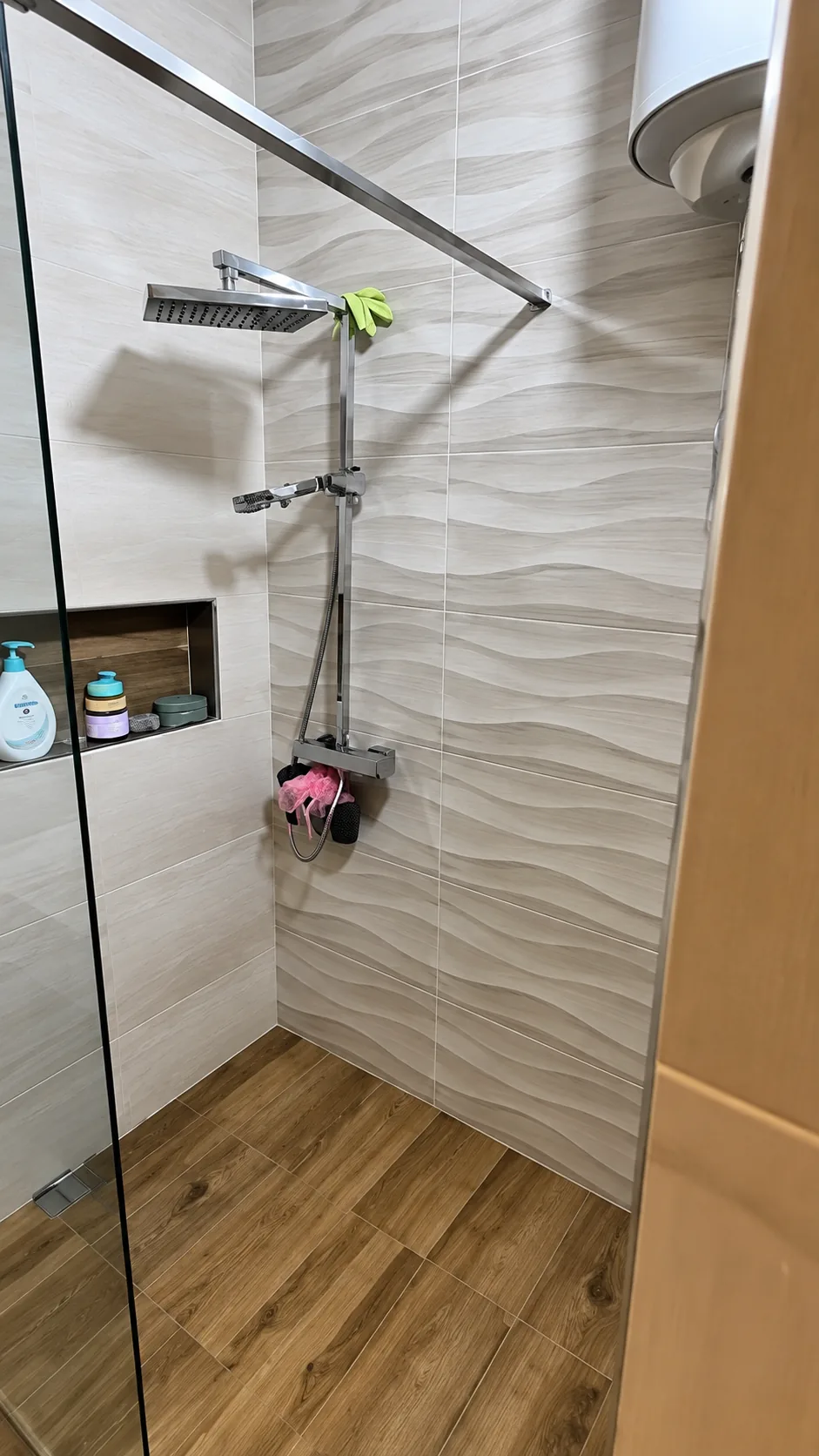 Douche à l'italienne et faïence à relief ondé