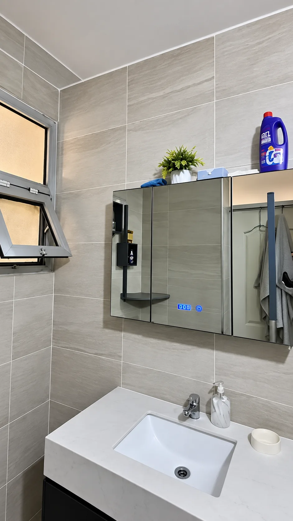 Salle de bain, armoire à miroir et fenêtre
