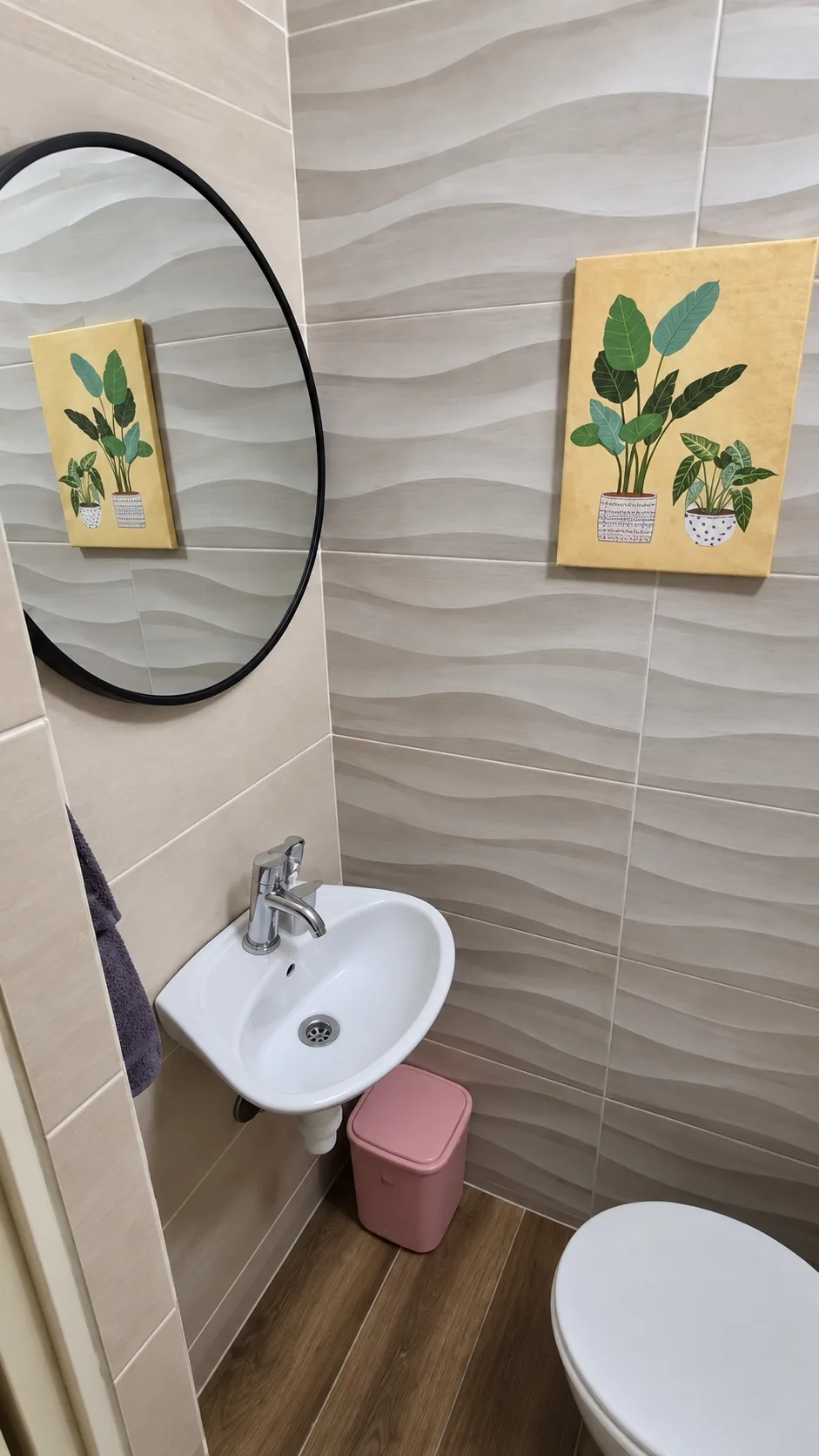 Toilette visiteur, vasque et miroir rond