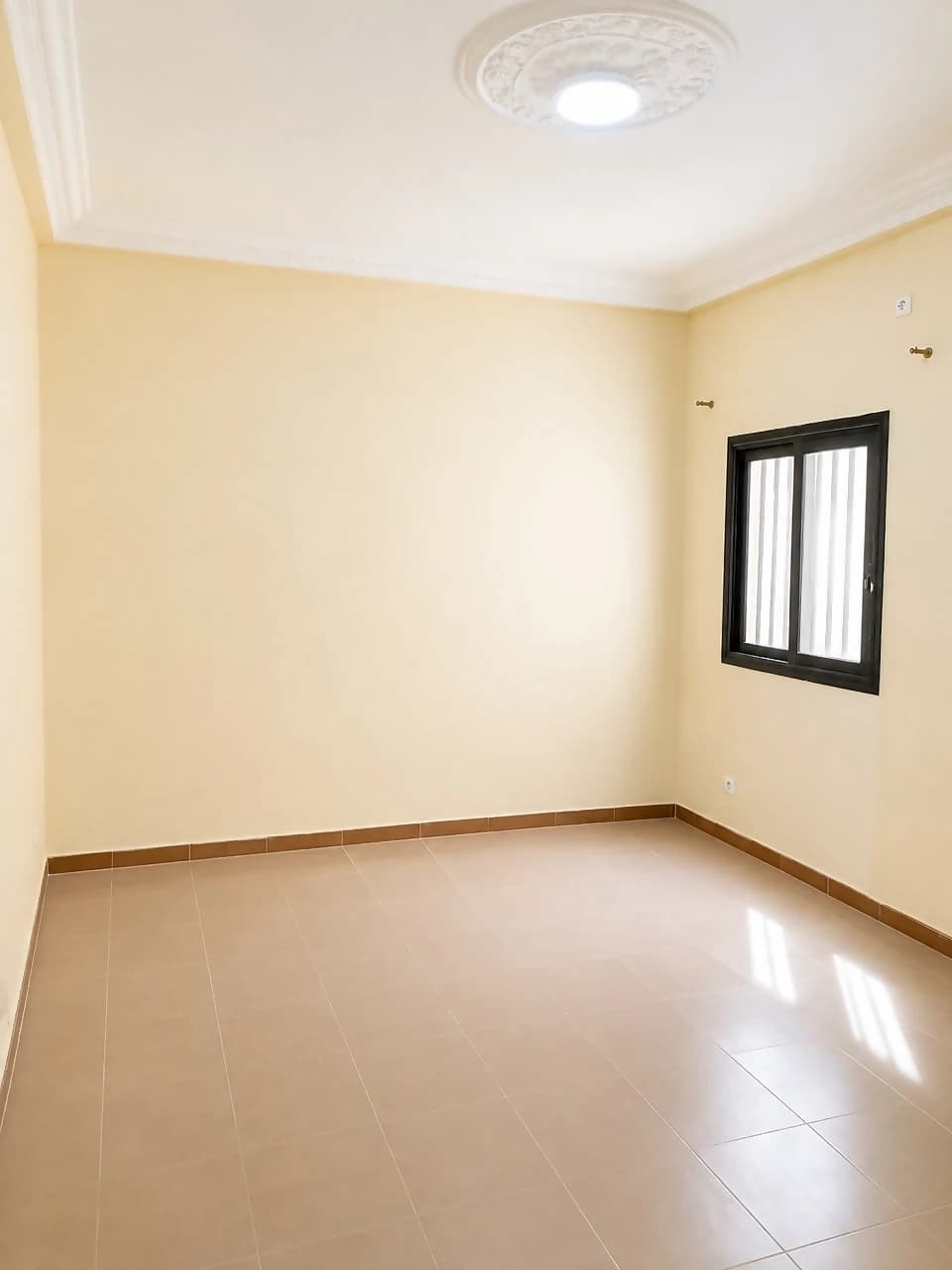 Chambre, fenêtre à châssis noir et plafonnier
