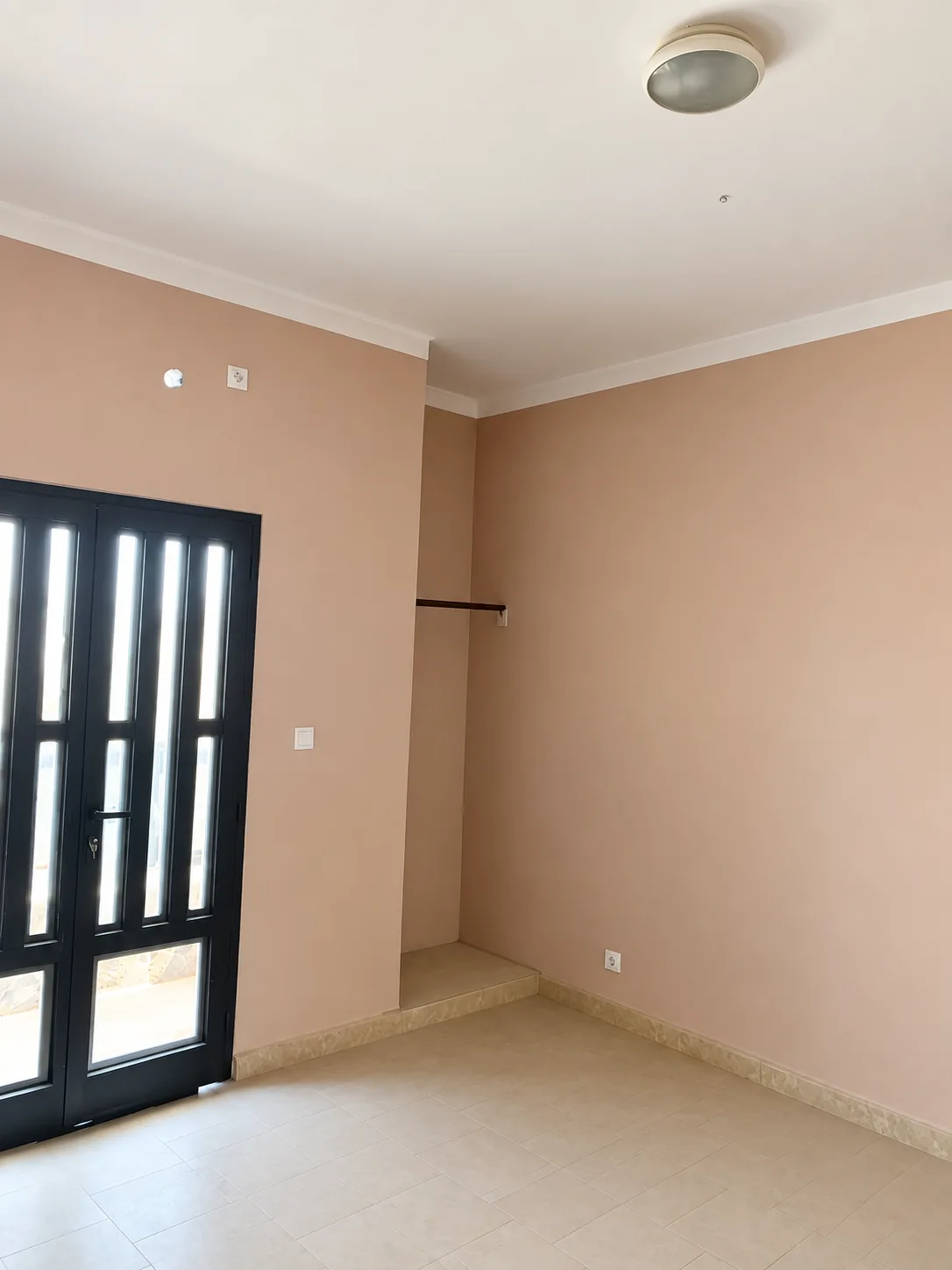 Chambre, mur d'accent rose et porte-fenêtre