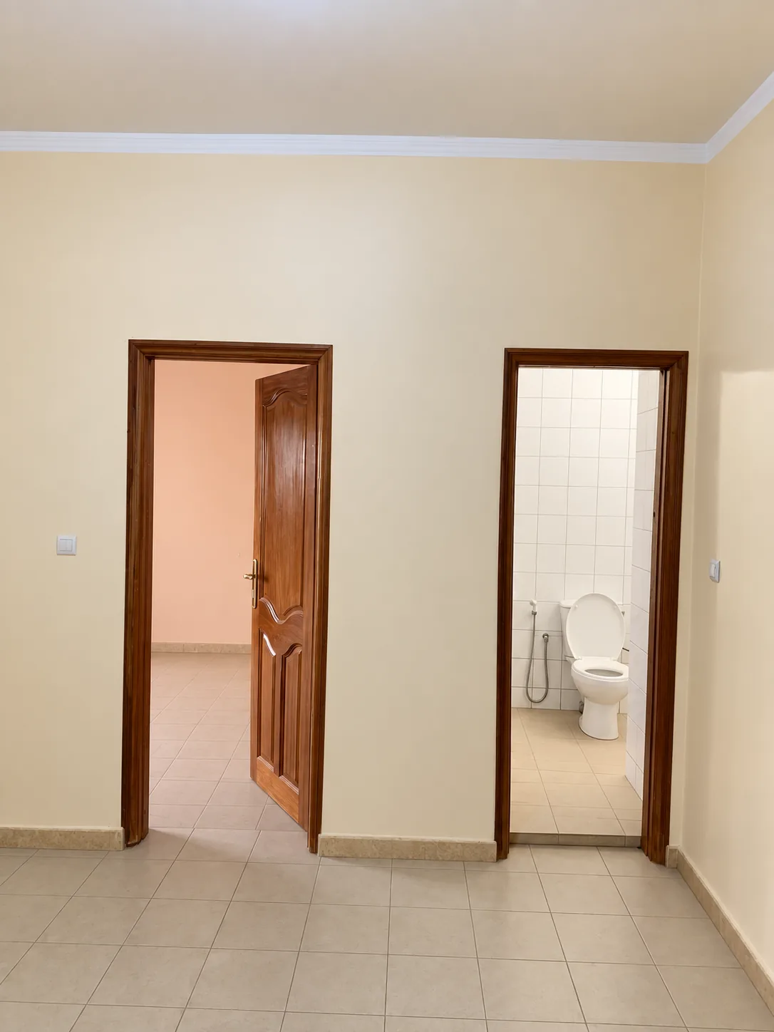 Espace familial ouvrant sur la toilette visiteur