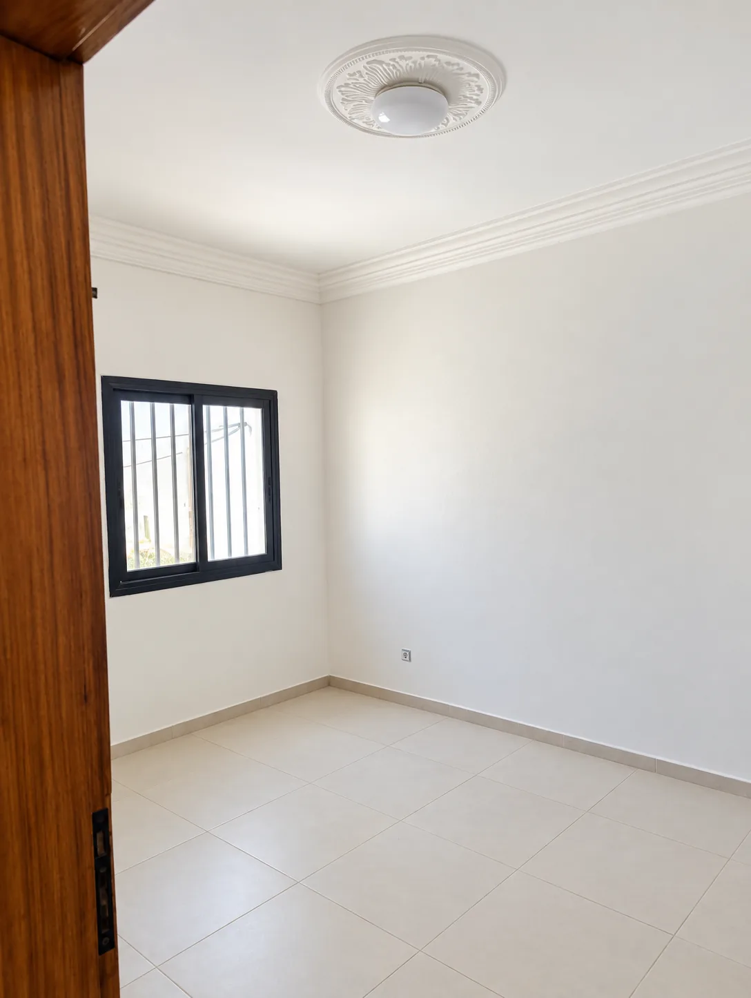 Chambre et fenêtre à châssis noir