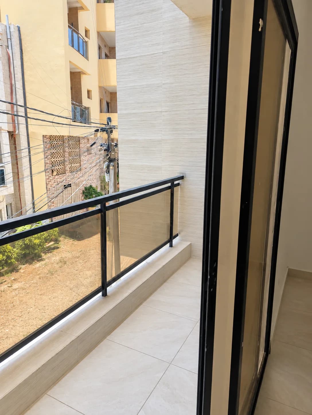 Balcon et garde-corps verrier sur la rue