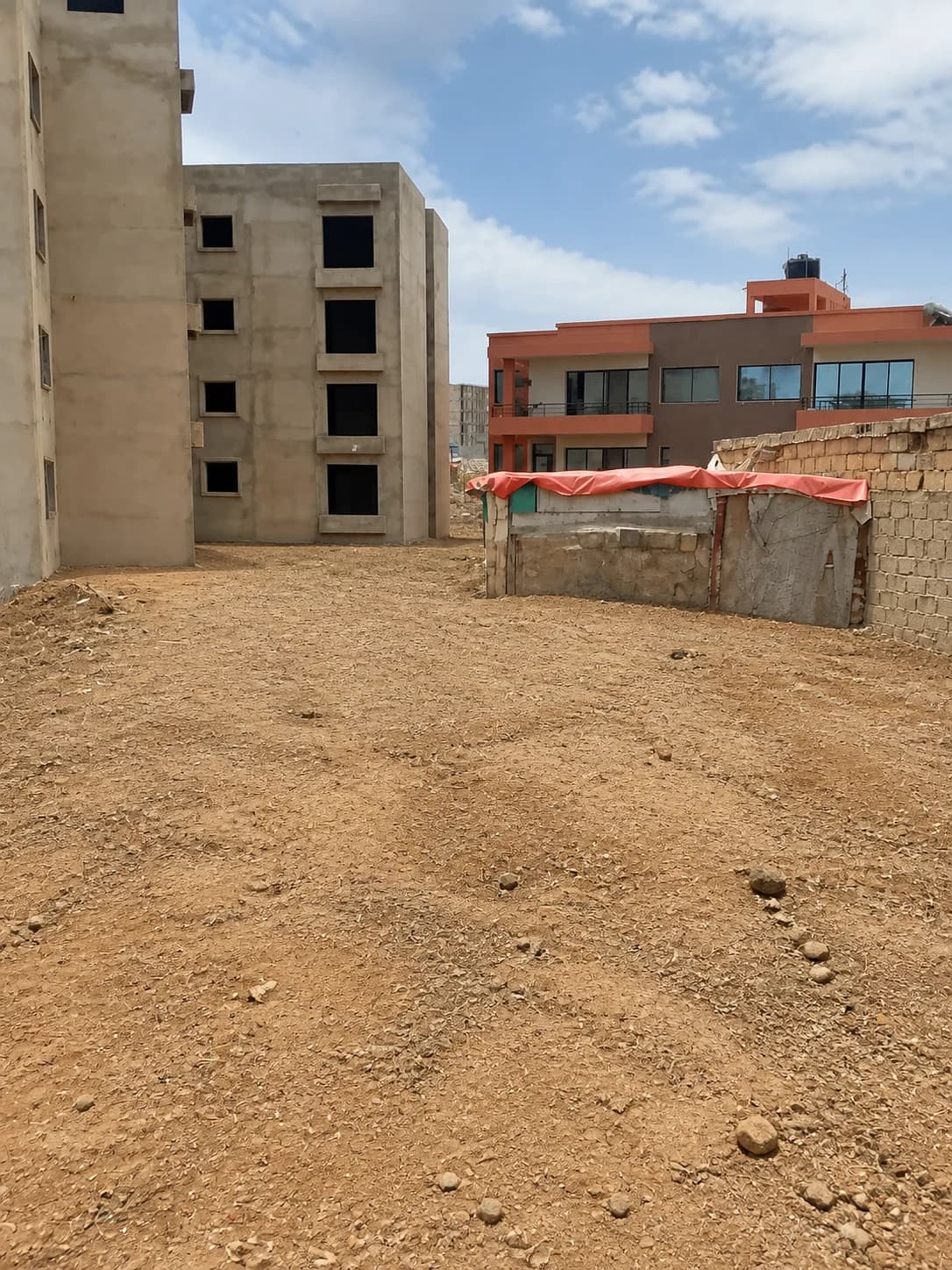 Le terrain et les constructions voisines