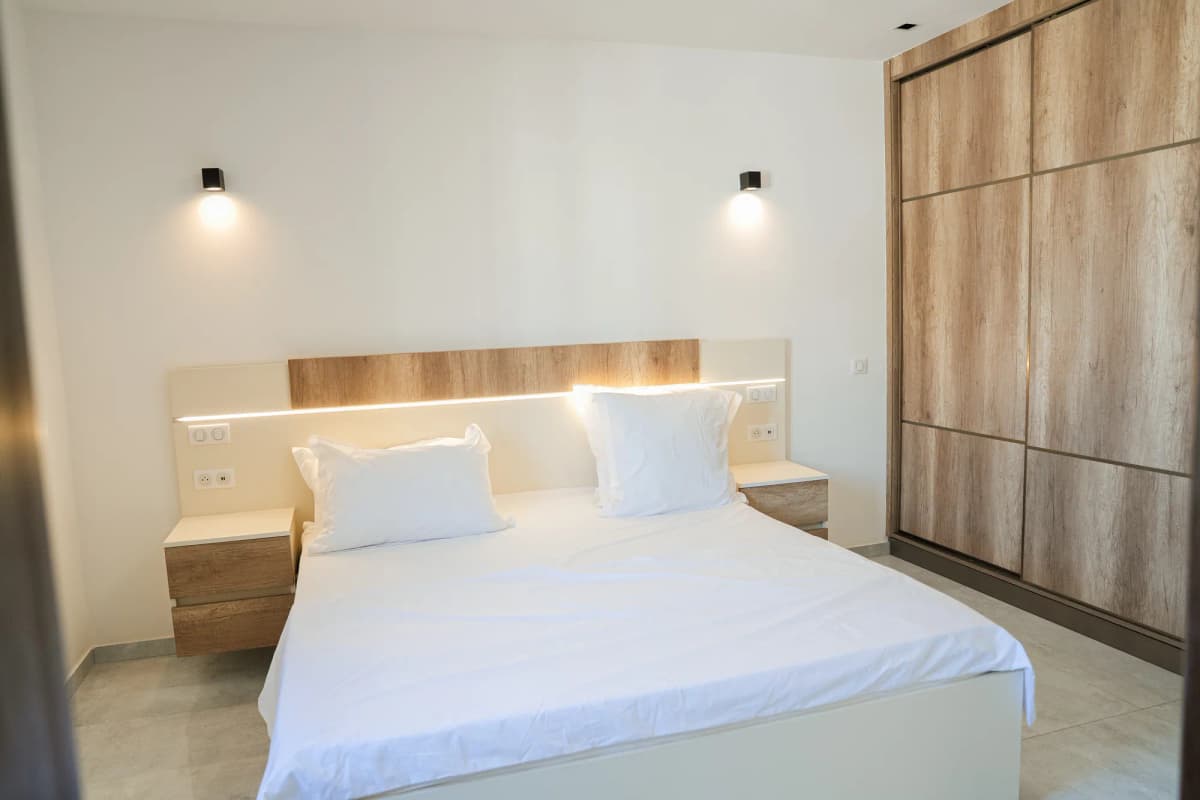 Chambre, tête de lit bois et corniche lumineuse
