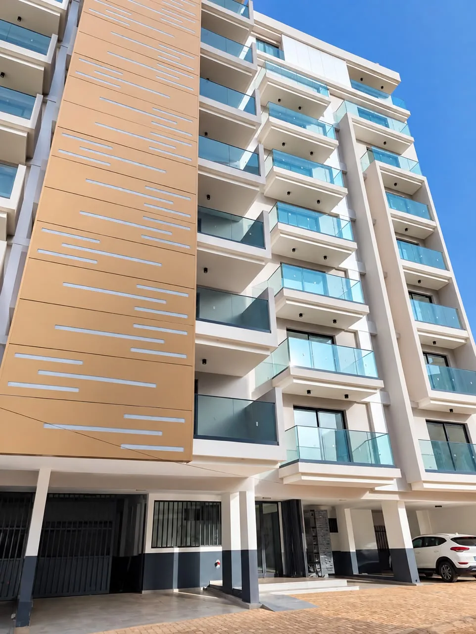 Façade de l'immeuble, balcons et claustras de bois
