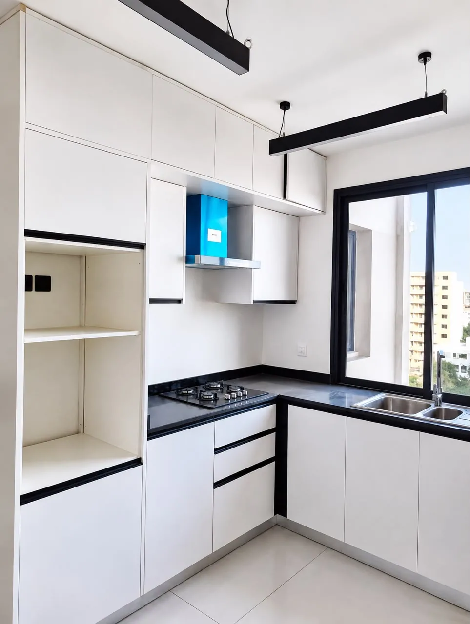 Cuisine montée, plan noir et plaque encastrée