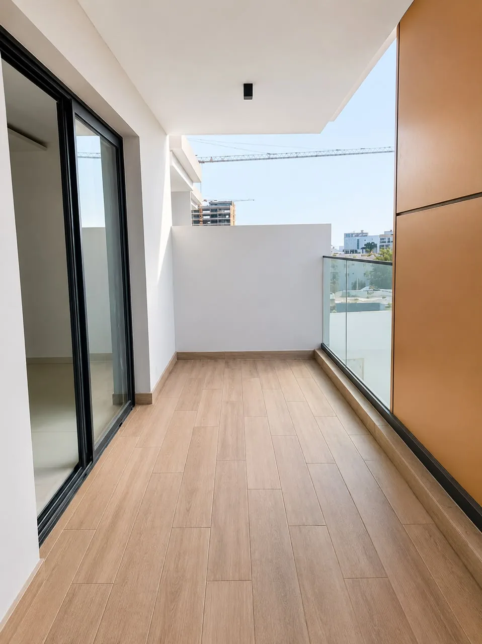 Balcon en bois, garde-corps verrier sur la ville
