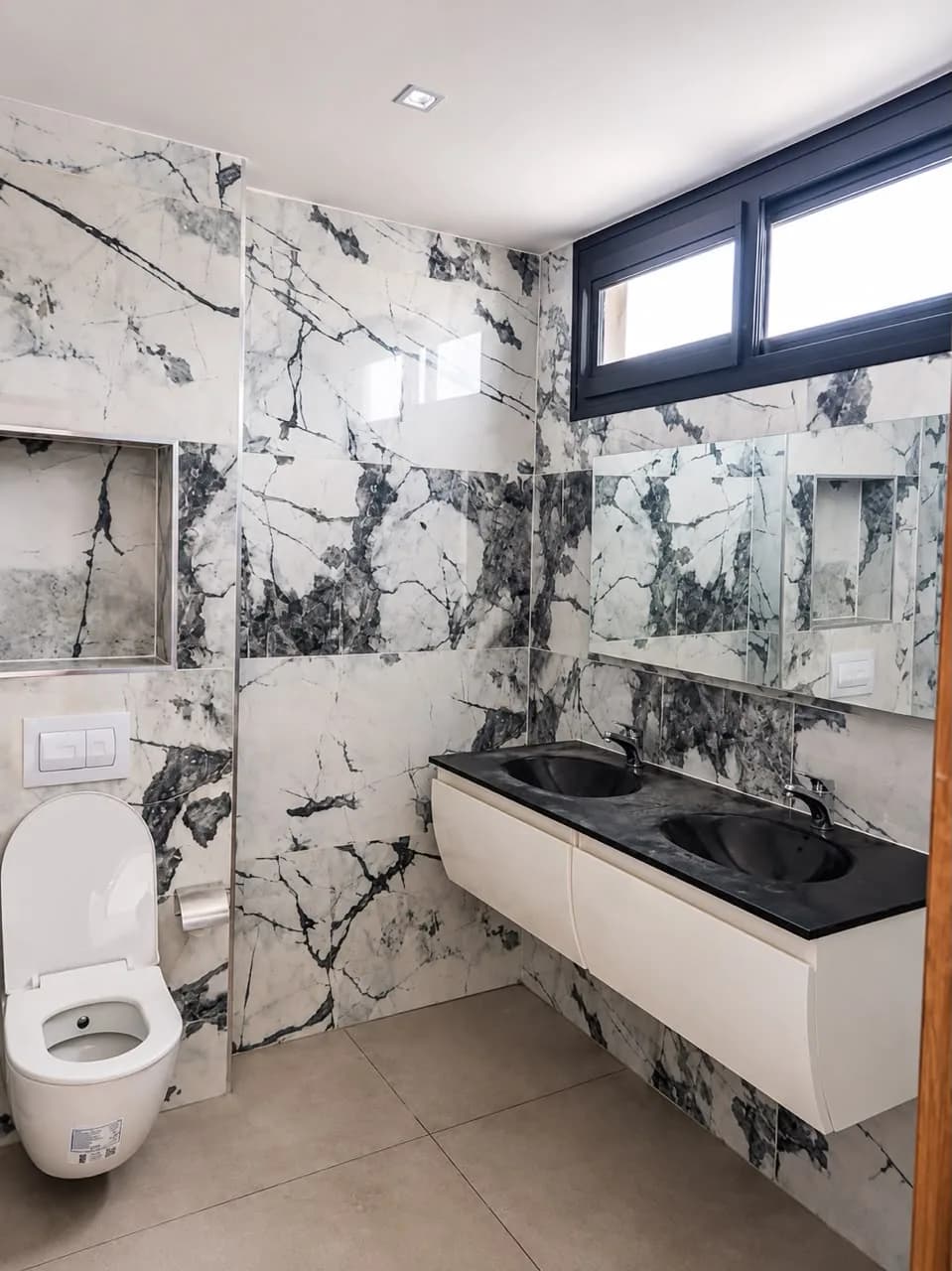 Salle de bain, double vasque sur marbre veiné